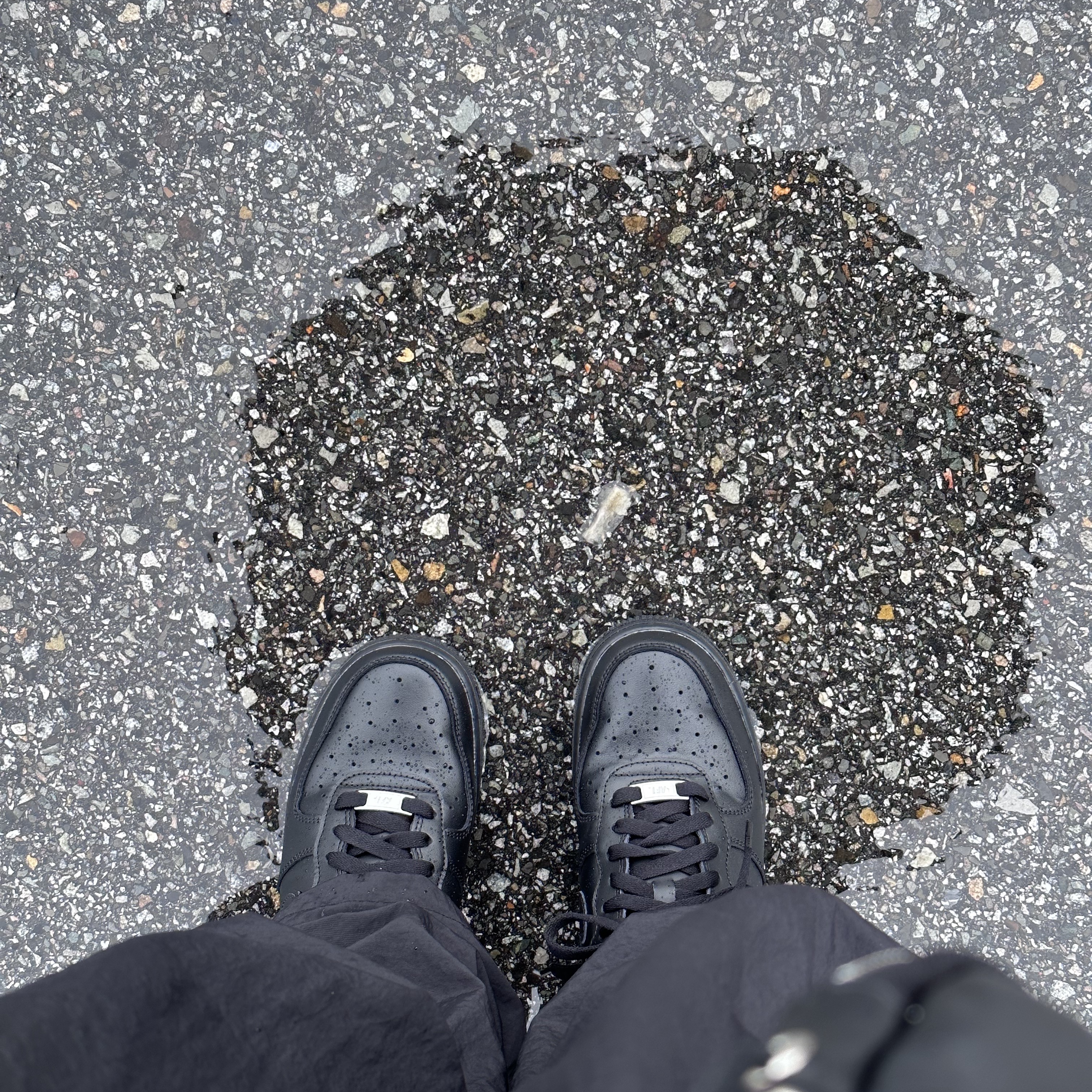 (W) Nike Air Force 1 '07 Low Triple Black 착용 스타일
