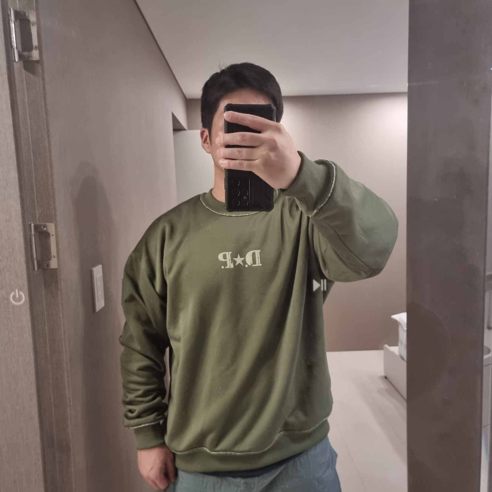 IAB Studio x D.P. Reversible Sweatshirt Oatmeal Ranger Green 착용 스타일 - 3