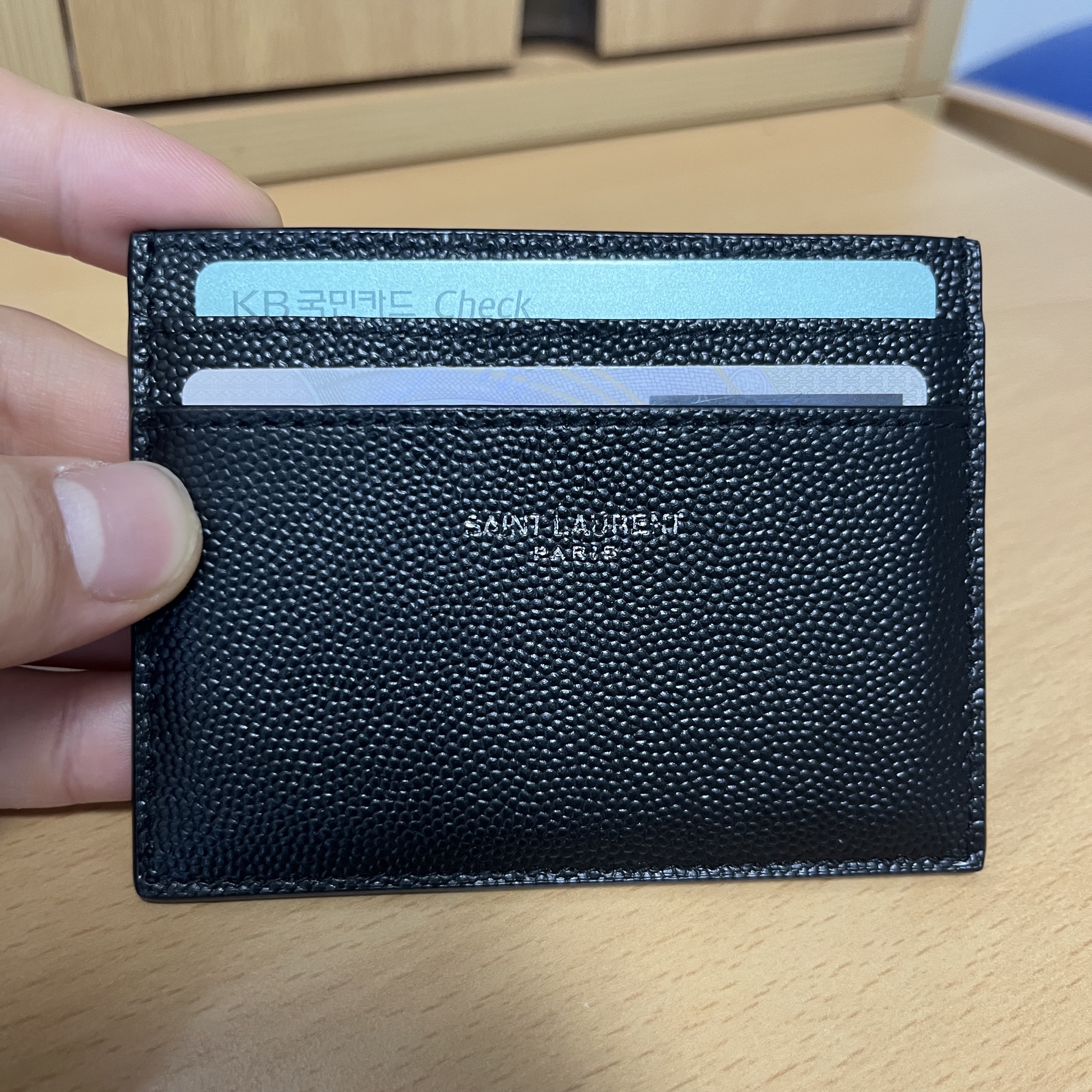 Saint Laurent Paris Credit Card Case in Grain de Poudre Embossed Leather Black 착용 스타일