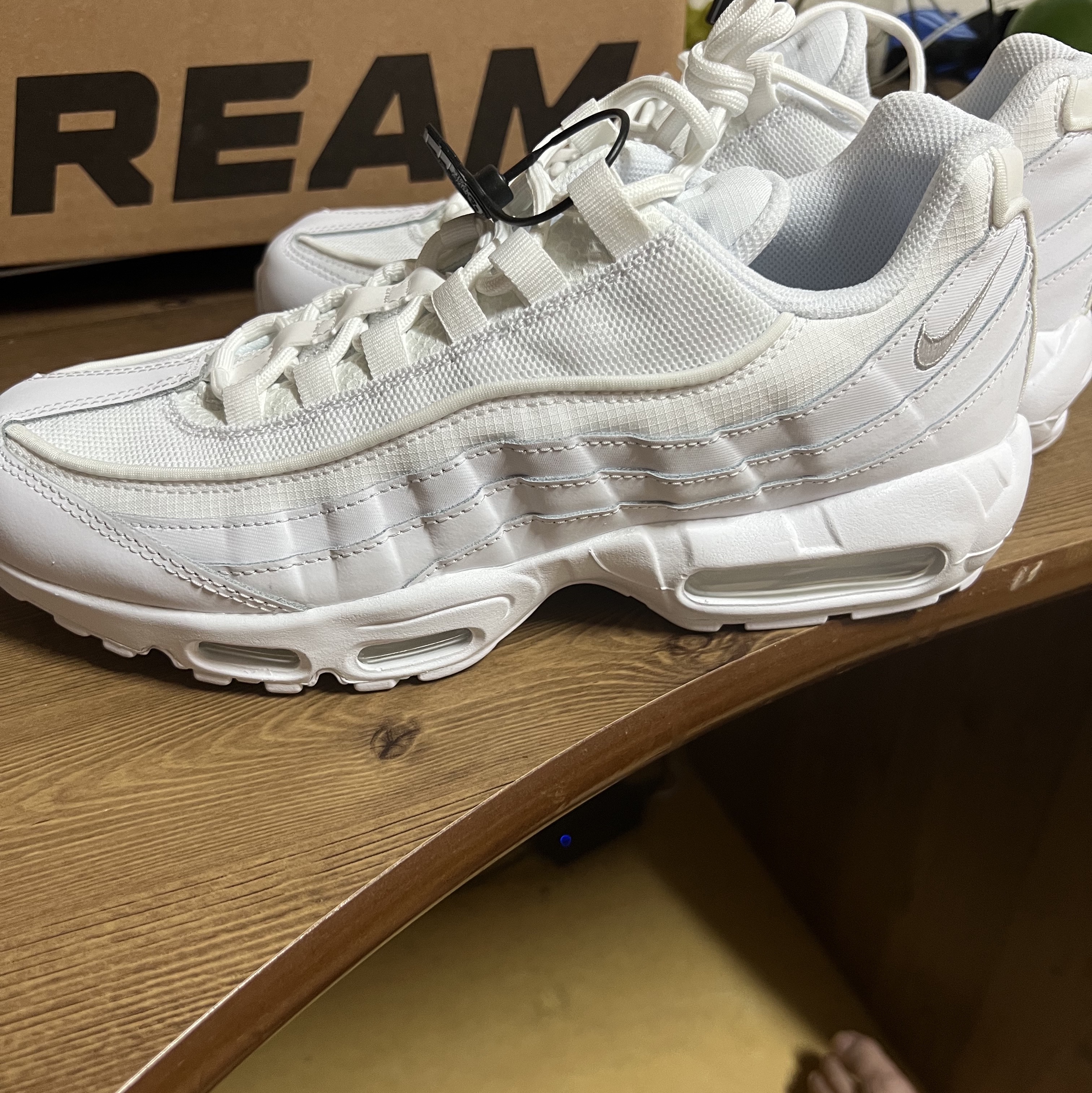 Nike Air Max 95 Essential Triple White 착용 스타일 - 2