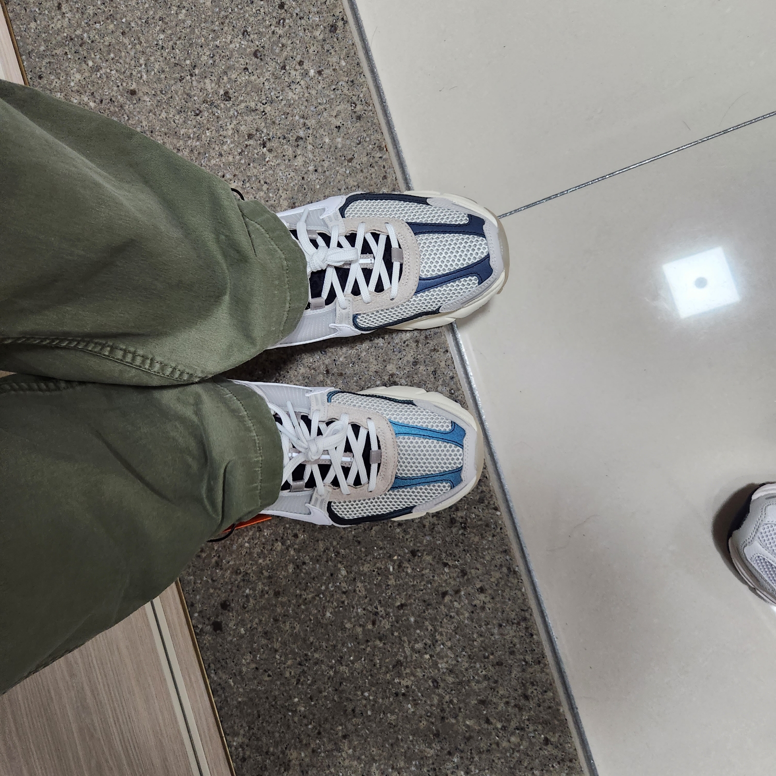 Nike Zoom Vomero 5 Light Bone and Black, Nike Zoom Vomero 5 SP Vast Grey 2023 착용 스타일 - 3