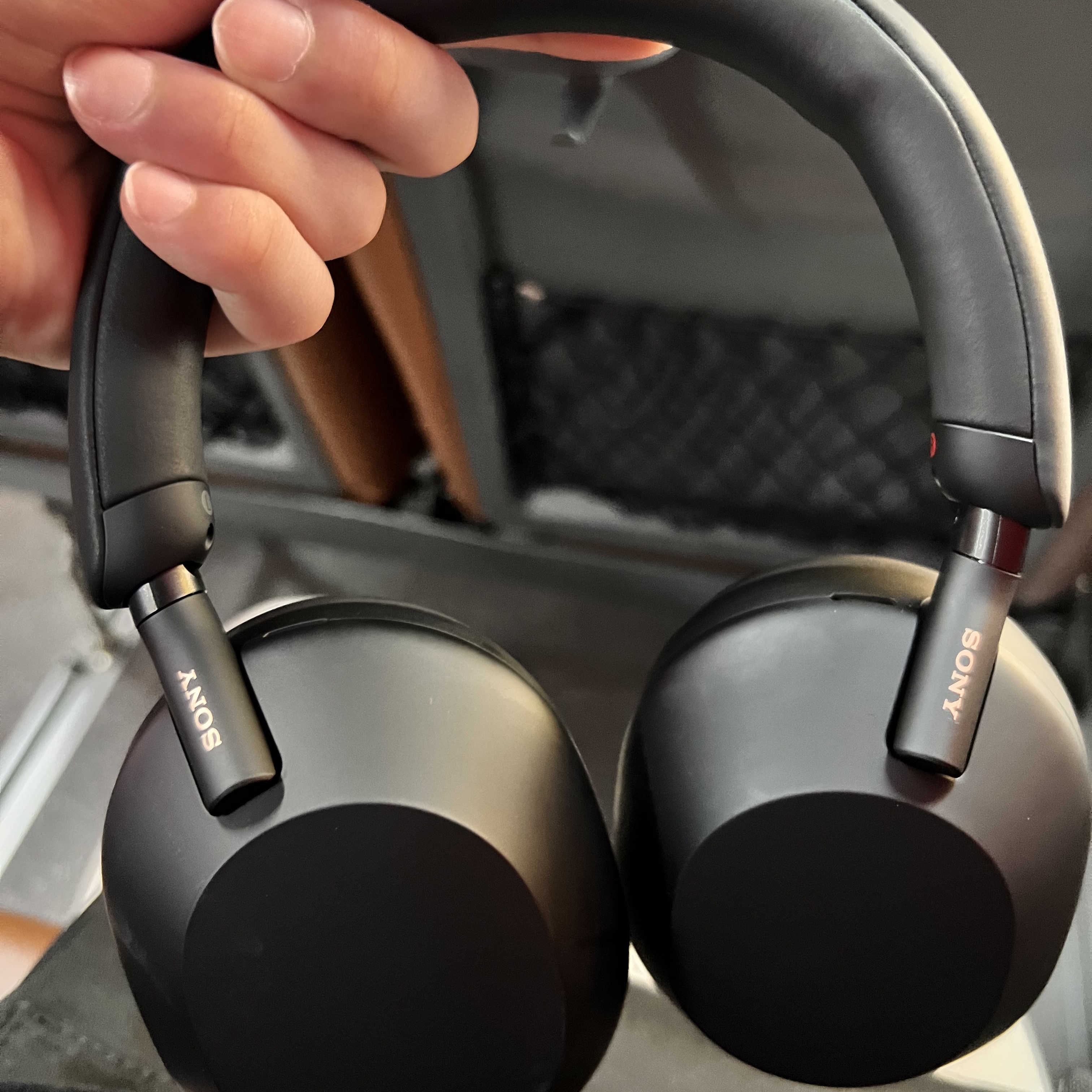 Sony WH-1000XM5 Black (Korean Ver.) 착용 스타일 - 2