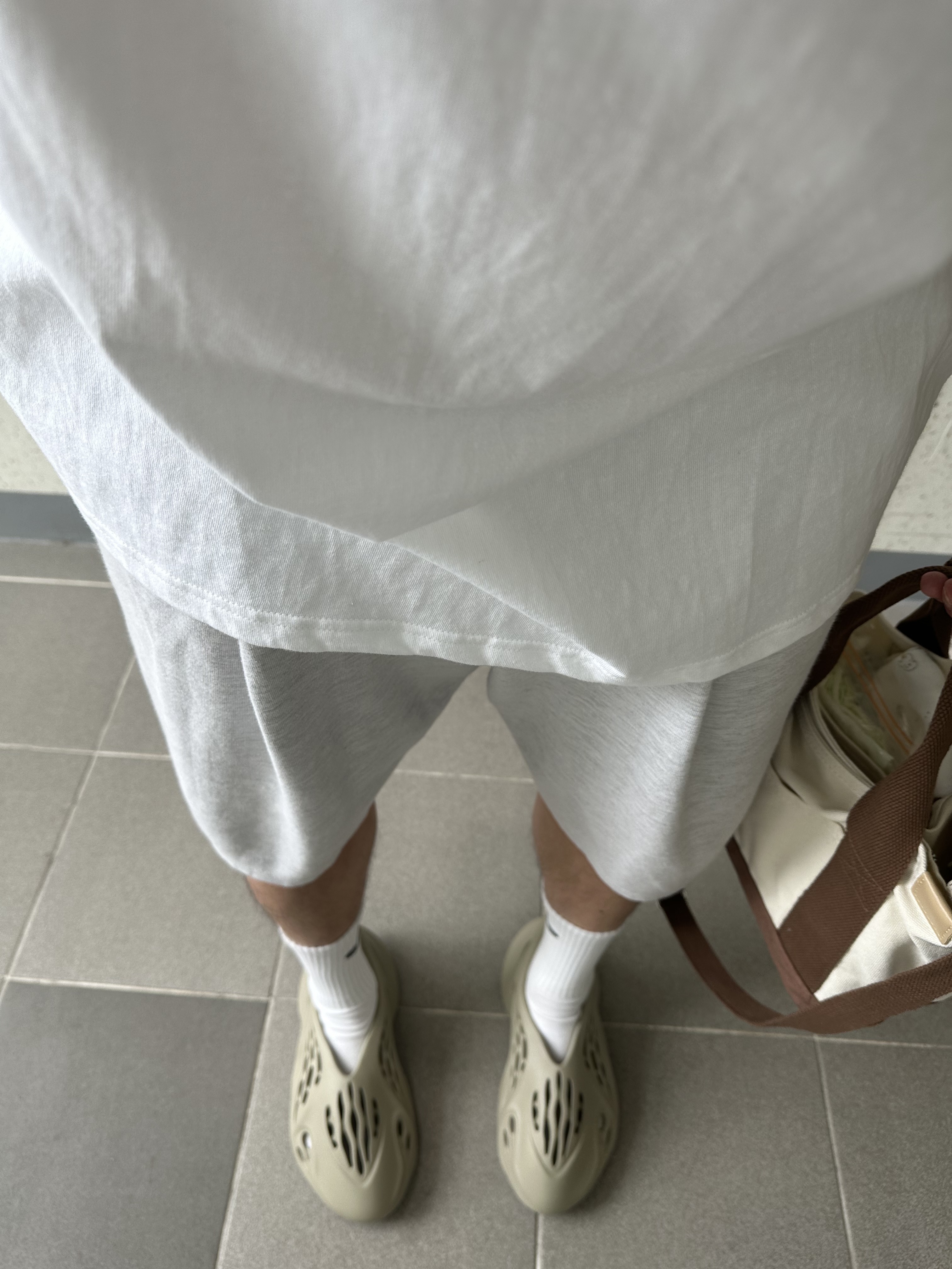 Adidas Yeezy Foam RNNR Stone Salt 착용 스타일
