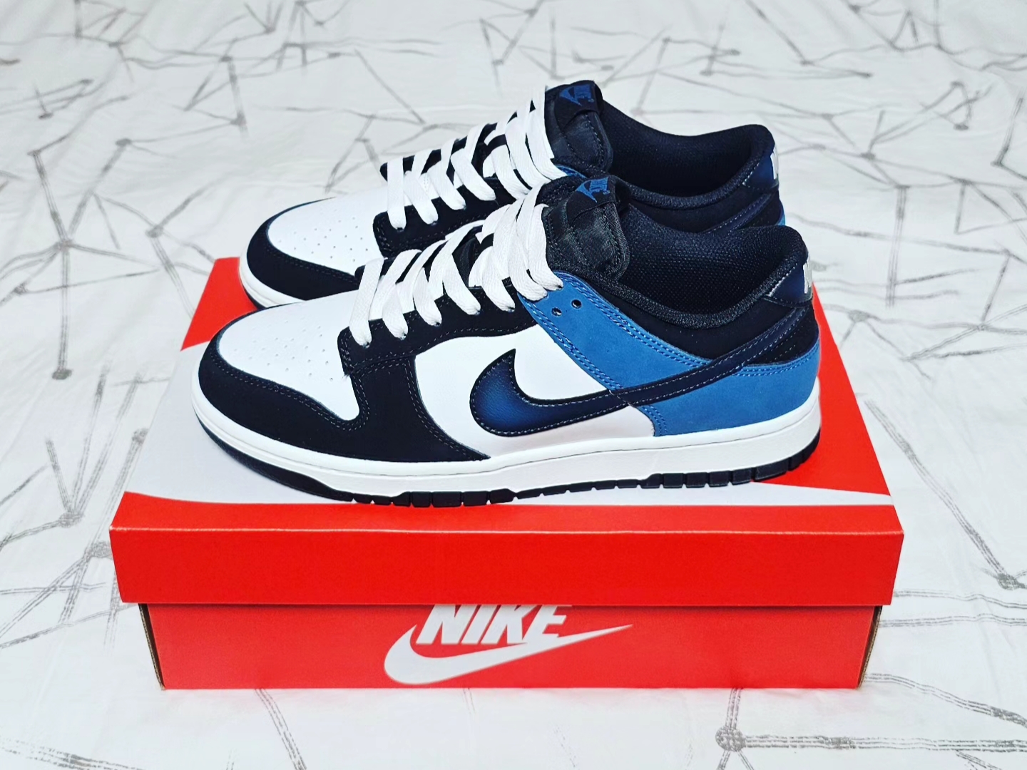 Nike Dunk Low Retro Summit White Industrial Blue 착용 스타일 - 2