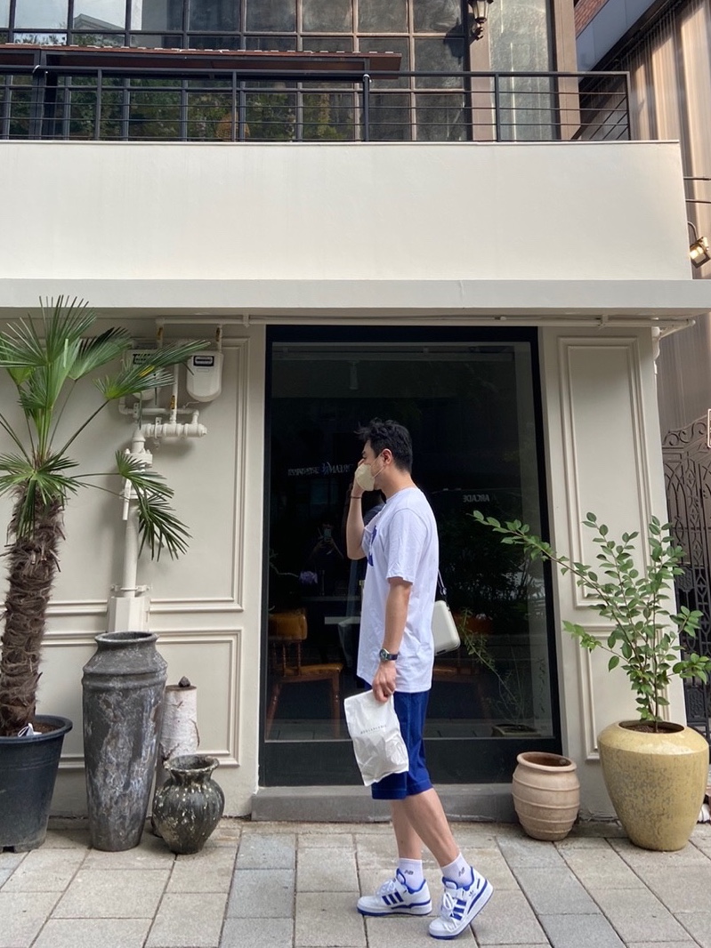 Adidas Forum Low White Royal Blue, Off-White x Amore Pacific Protection Box (Without Cosmetics) 착용 스타일