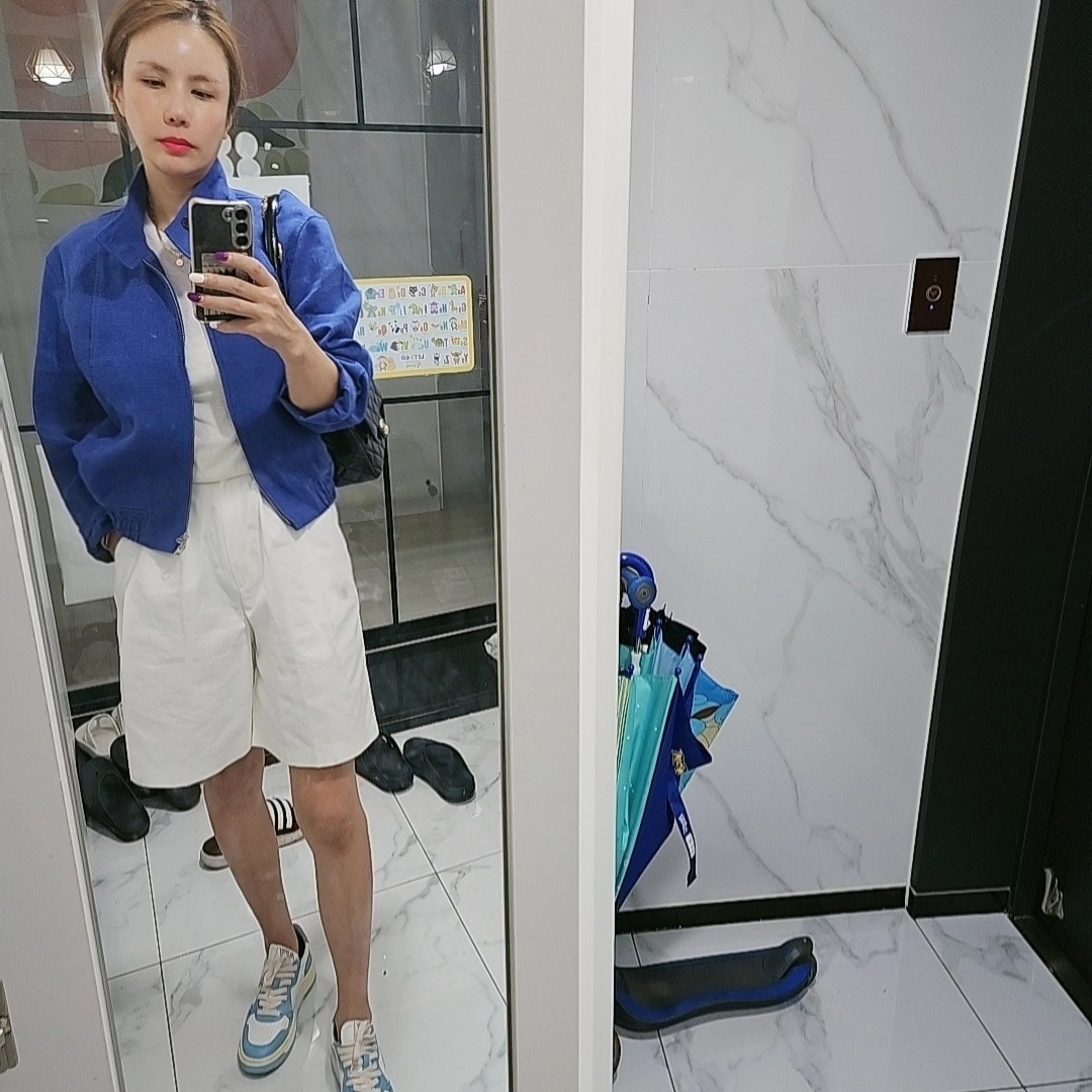(W) Autry Medalist Low Leather Sneakers Light Blue White, Chanel Hobo Handbag Shiny Crumpled Calfskin & Gold Black 착용 스타일