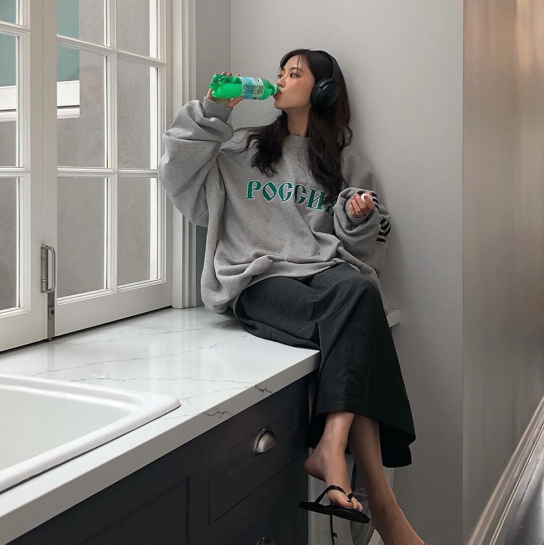 Zara x Ader Error Oversize Sweatshirt Grey, Acne Studios Fonbar Face Crewneck Sweatshirt Light Grey Melange 착용 스타일 - 2