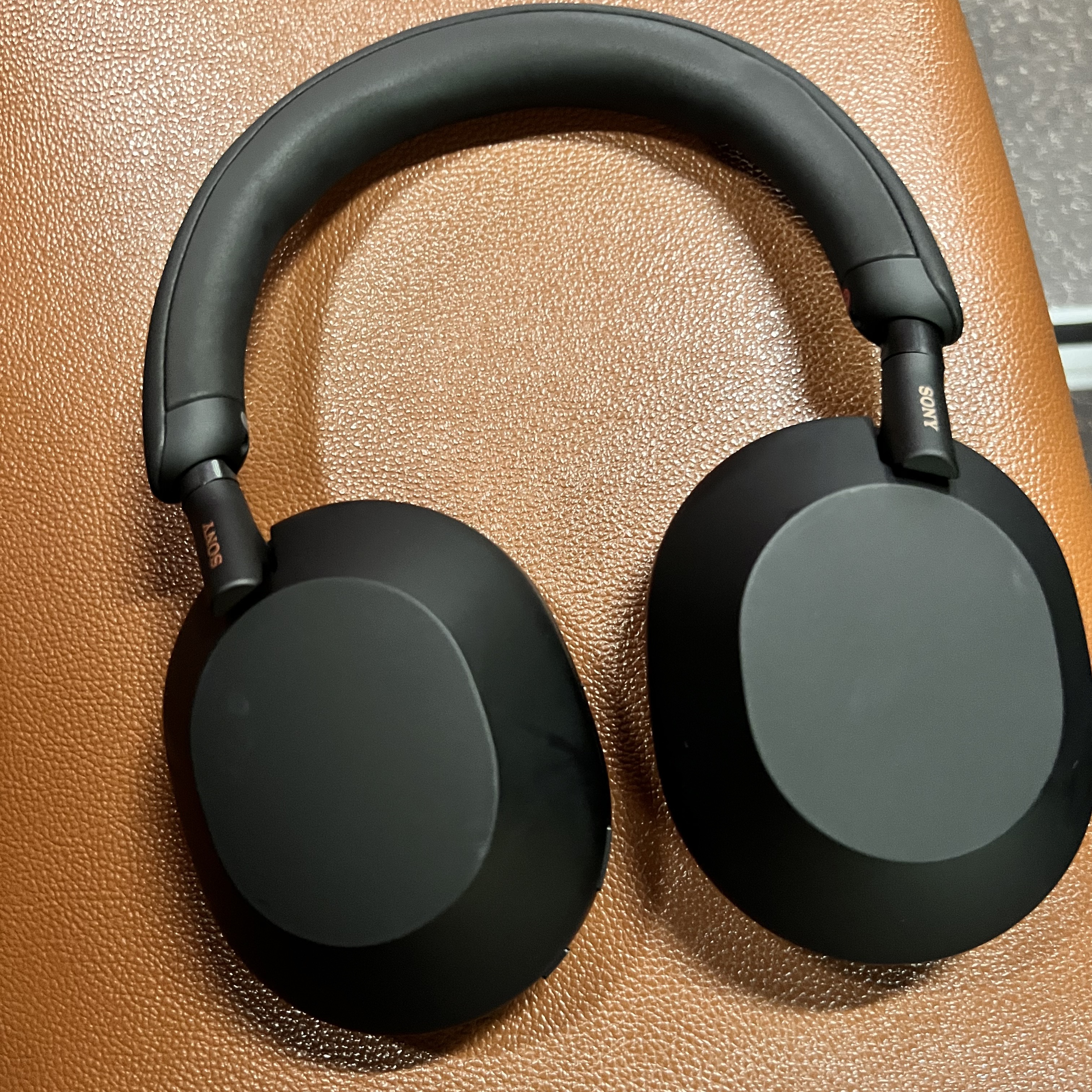 Sony WH-1000XM5 Black (Korean Ver.) 착용 스타일 - 1