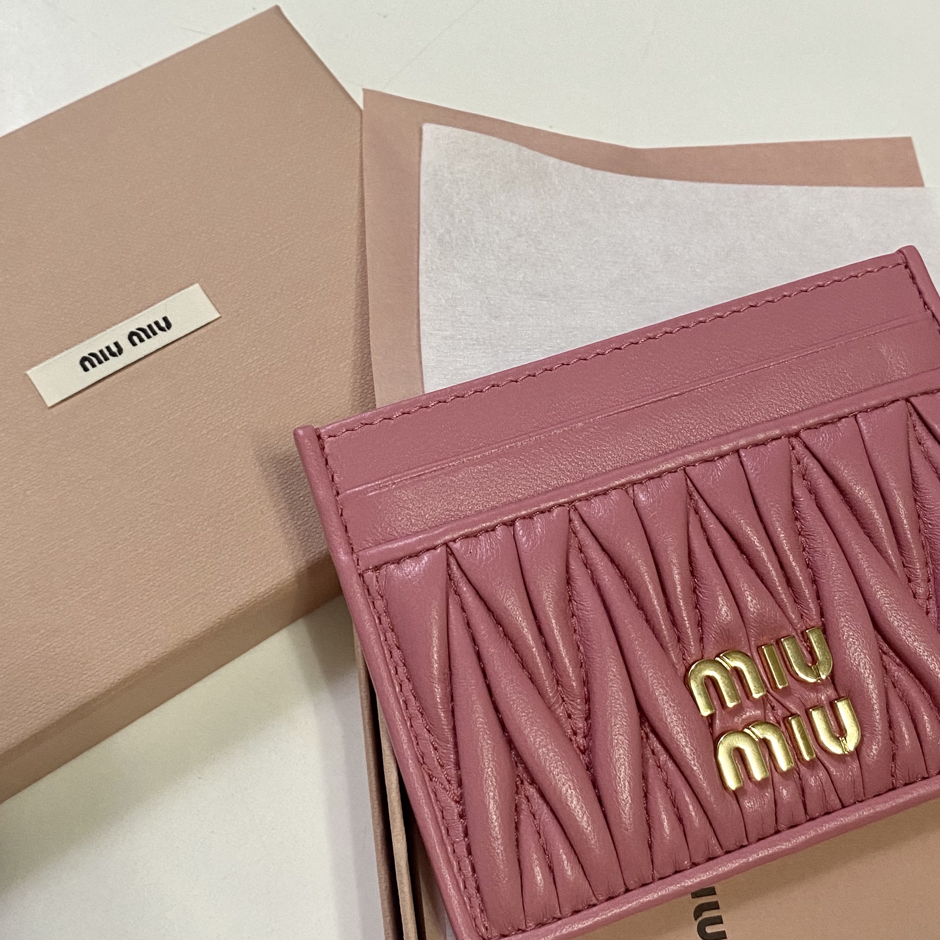 Miu Miu Matelasse Nappa Leather Card Holder Begonia Pink 착용 스타일