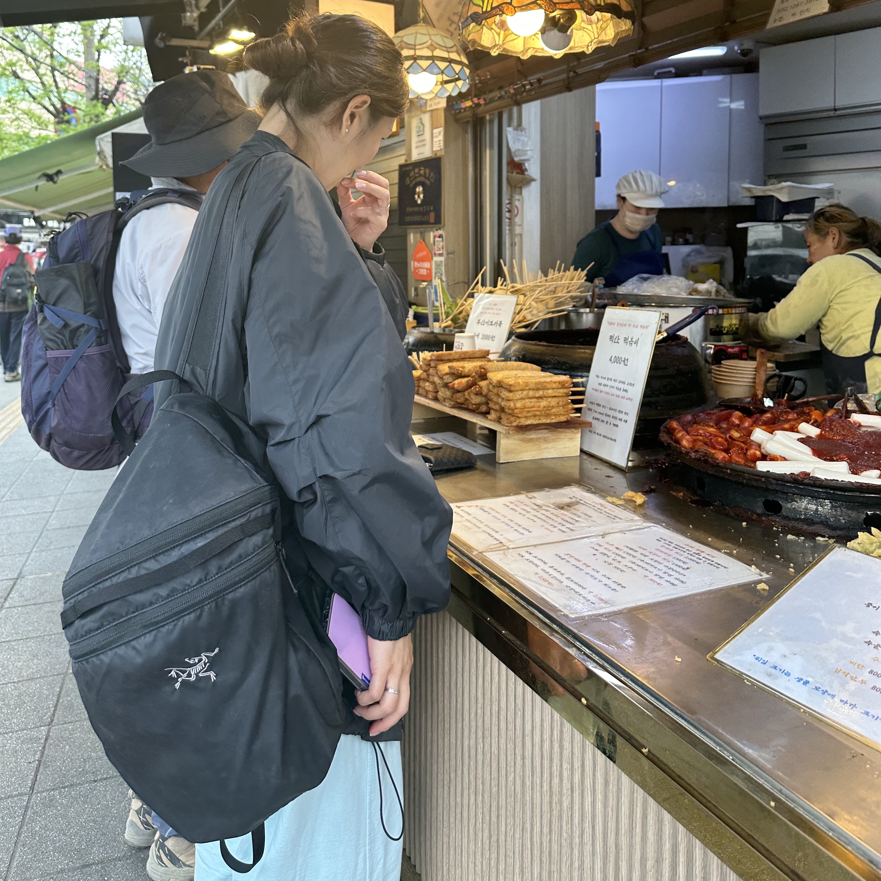Arc'teryx Mantis 2 Waistpack 24K Black, Arc'teryx Heliad 15 Backpack Black 착용 스타일 - 2