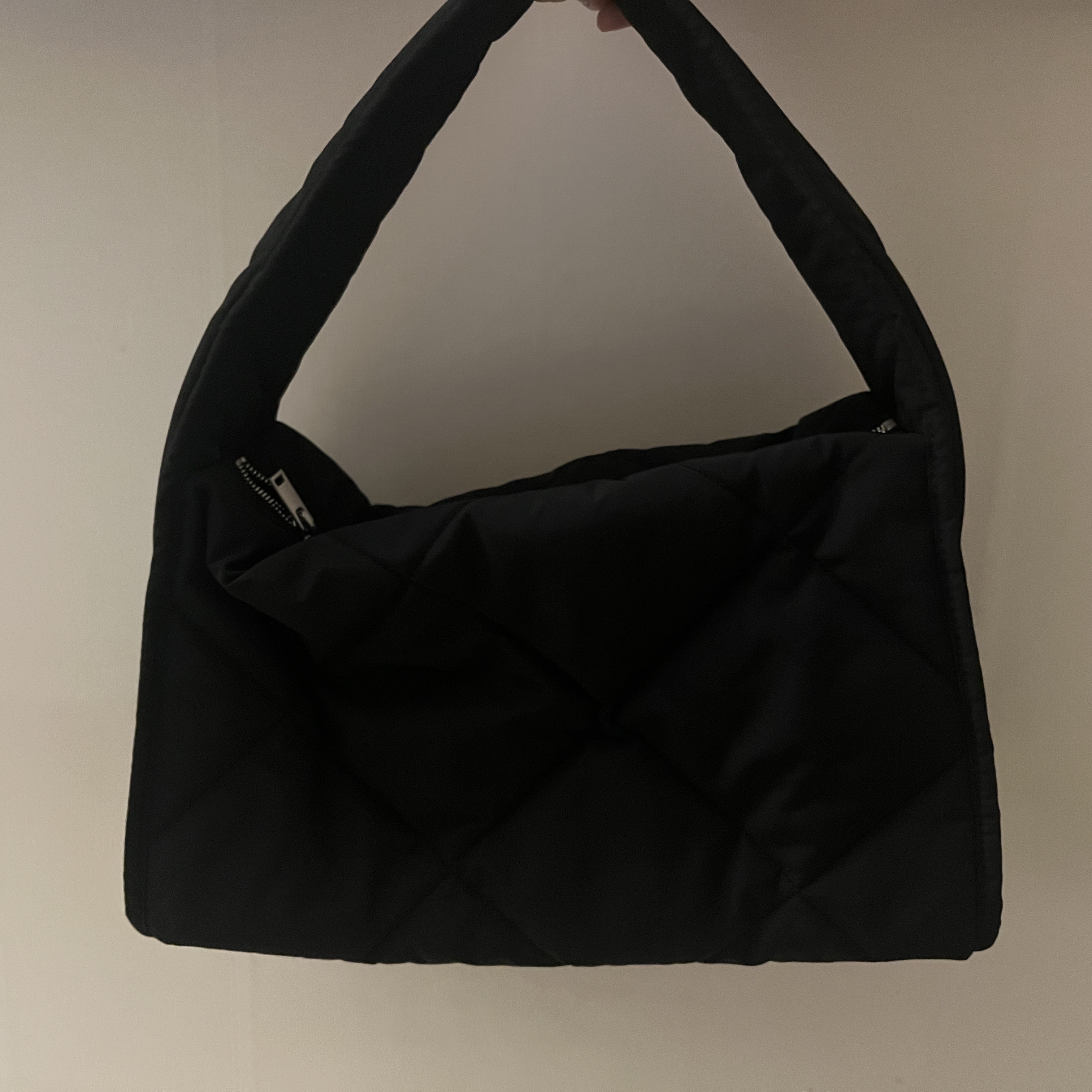 COS Diamond Quilted Hand Bag Black 착용 스타일 - 2