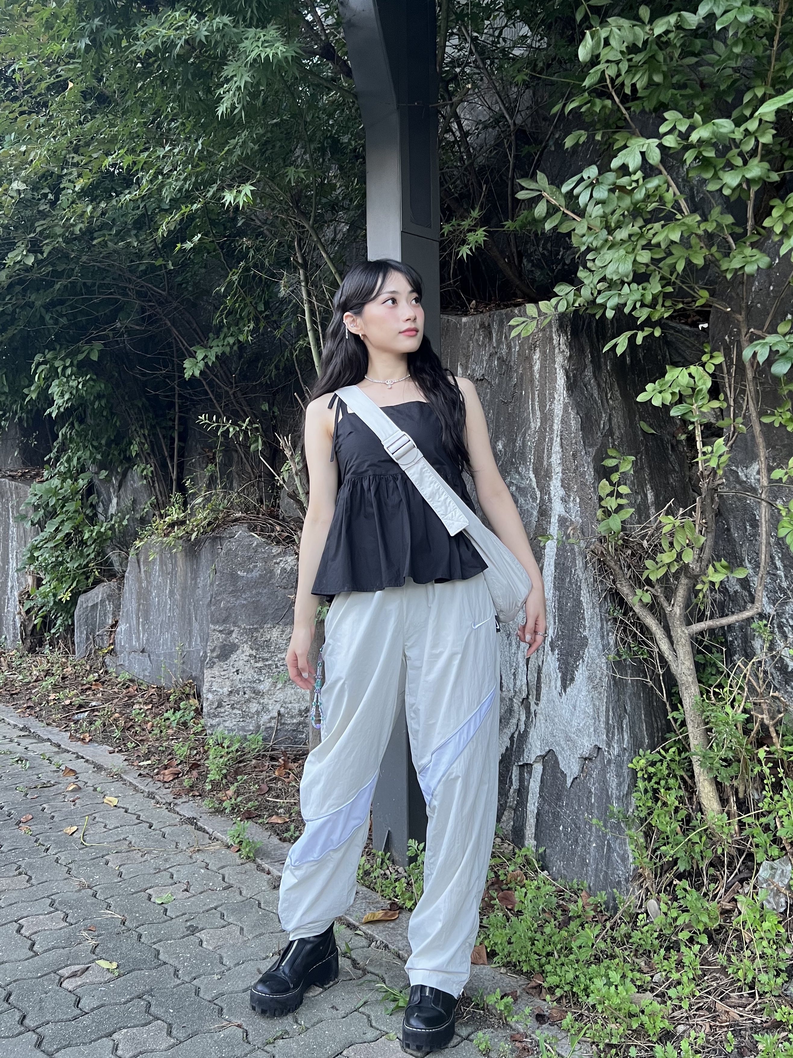 COS Nylon Crossbody Saddle Bag Light Grey Stone 착용 스타일 - 1