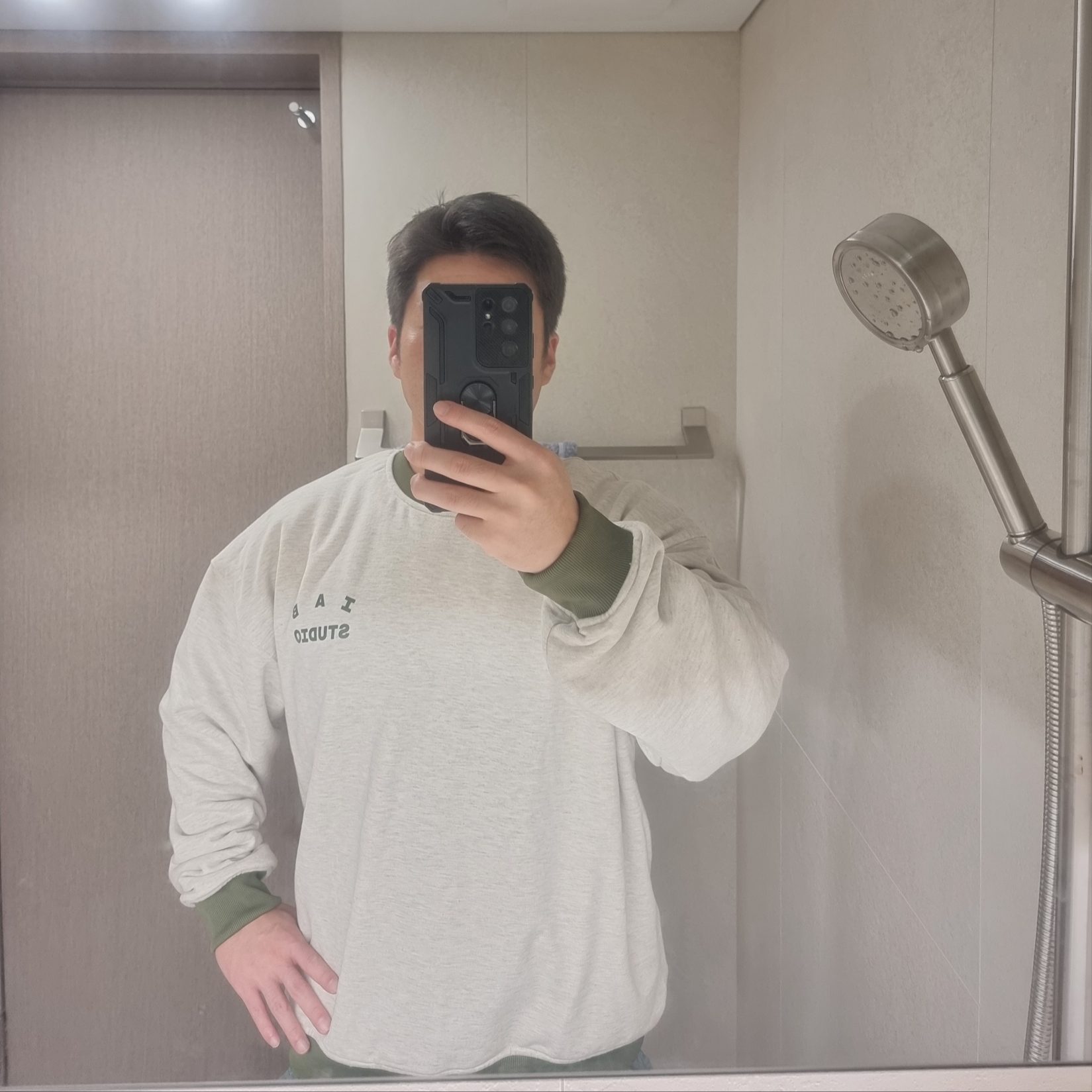 IAB Studio x D.P. Reversible Sweatshirt Oatmeal Ranger Green 착용 스타일 - 4