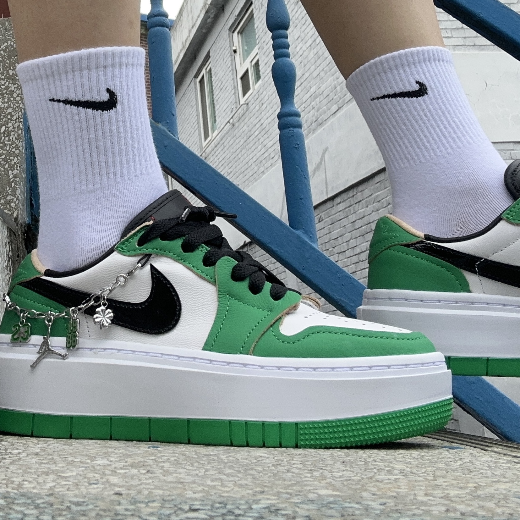 (W) Jordan 1 Elevate Low SE Lucky Green 착용 스타일 - 2