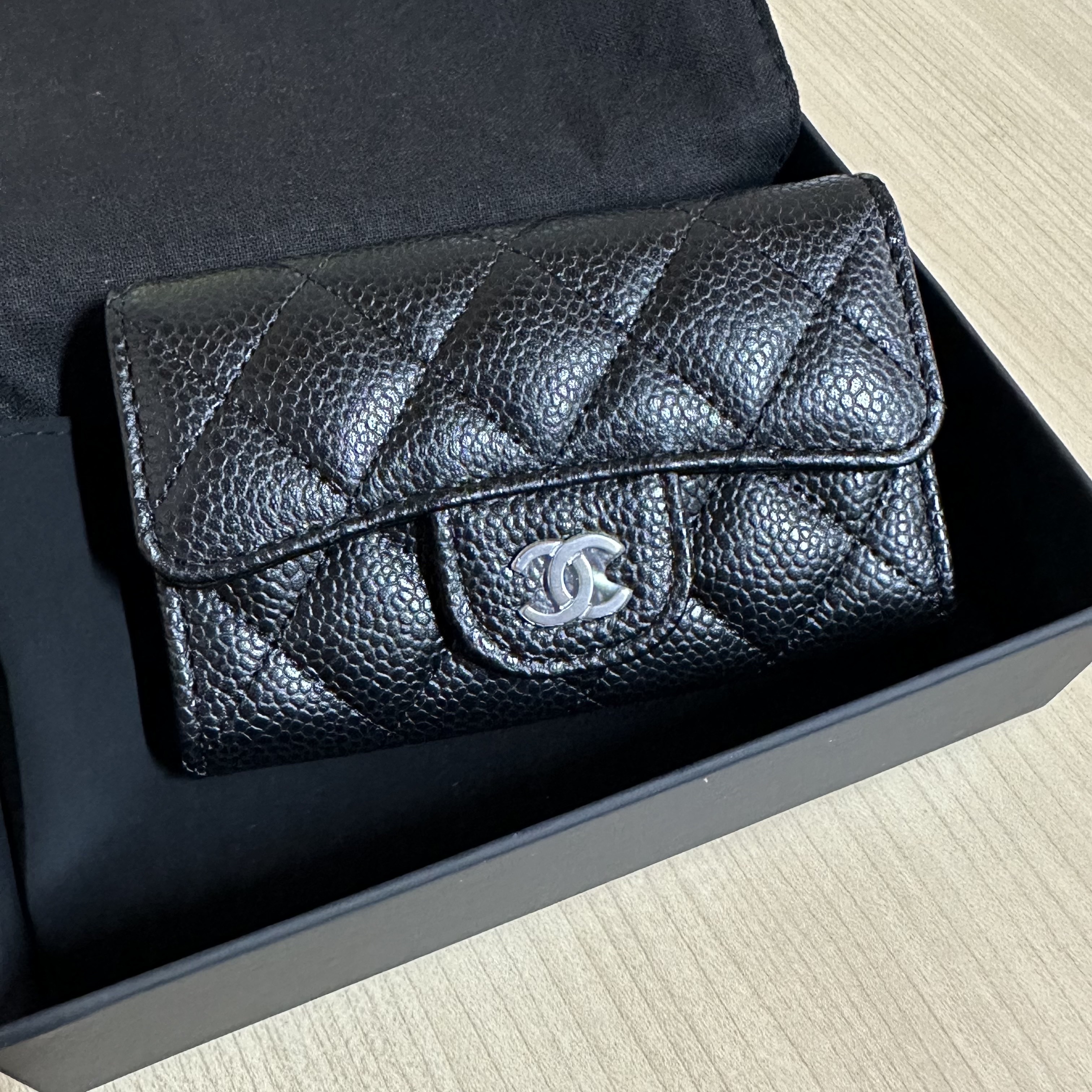 Chanel Classic Card Holder Grained Calfskin & Silver Black 착용 스타일 - 1