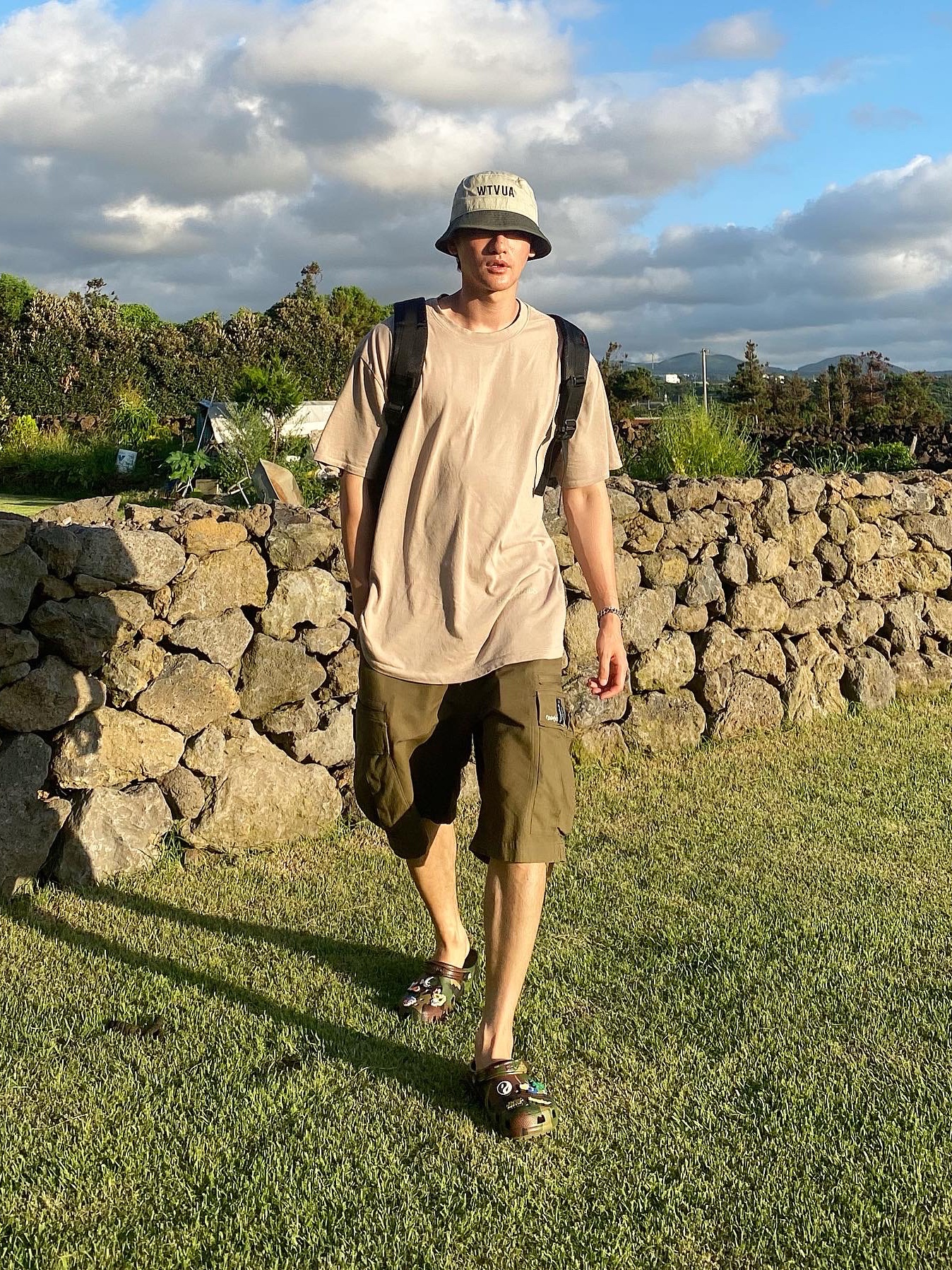 Crocs x Palace Classic Clog Woodland Camo 착용 스타일 - 2