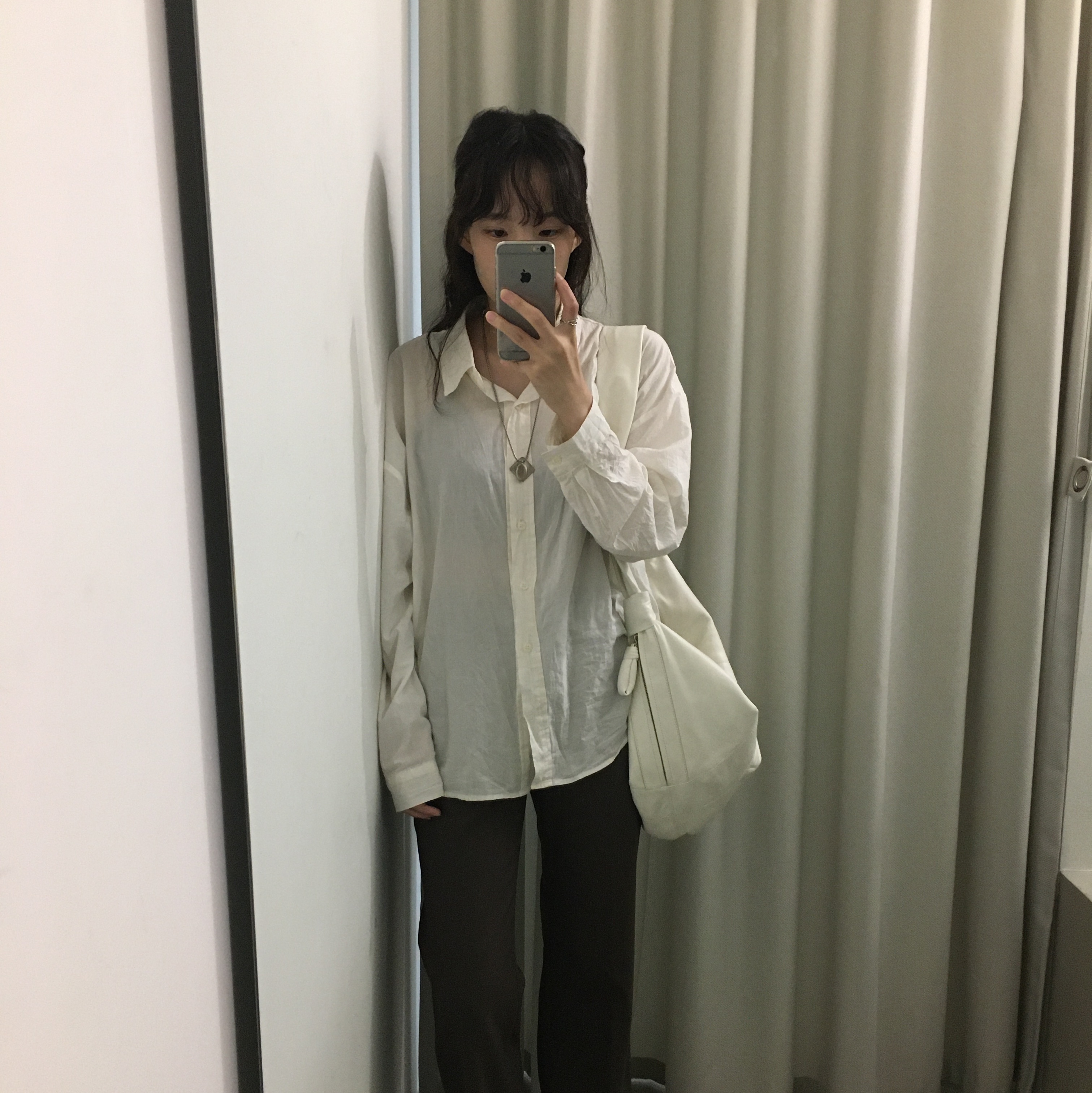 Lemaire Large Croissant Bag Soft Nappa Leather White 착용 스타일