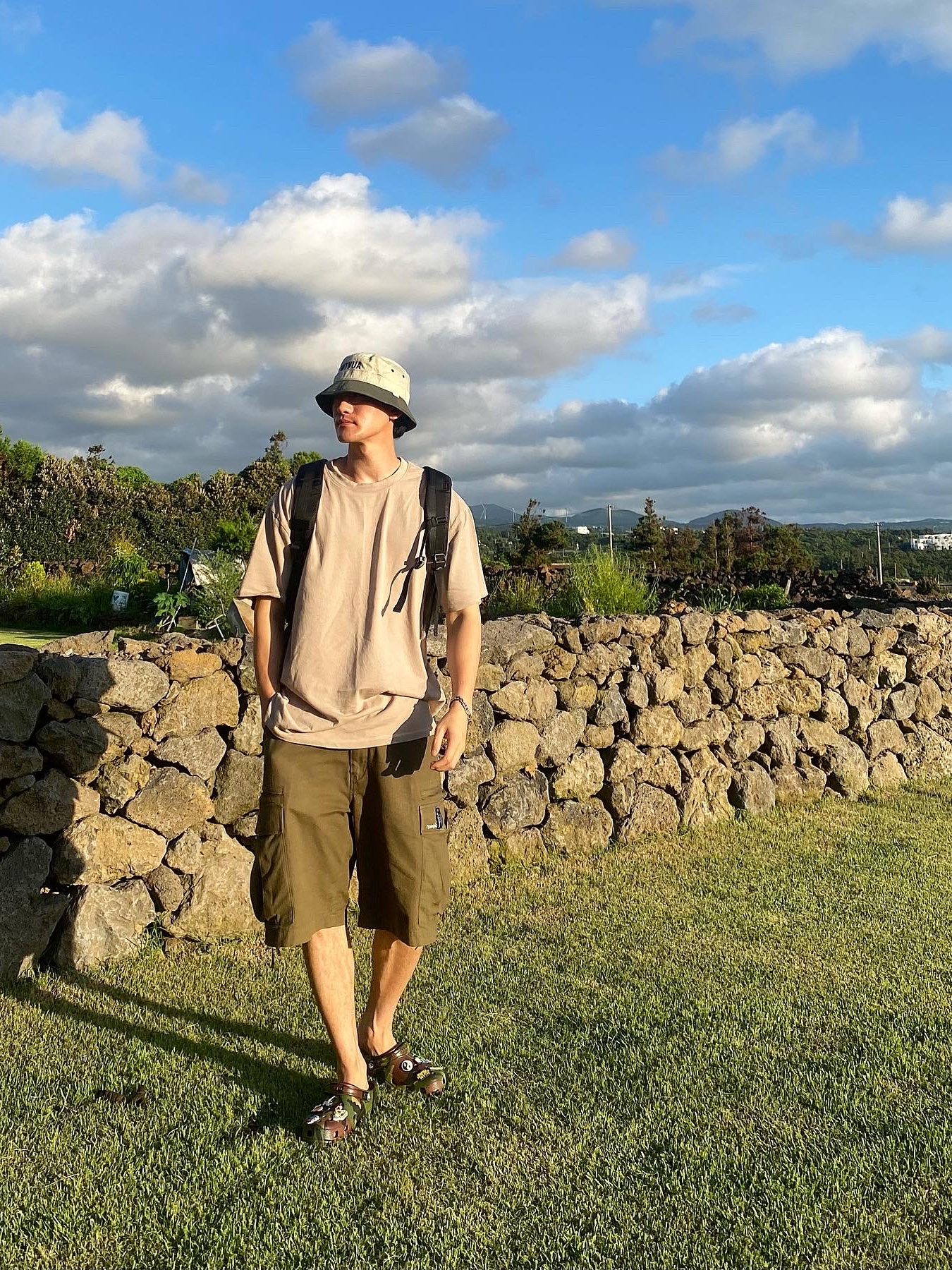 Crocs x Palace Classic Clog Woodland Camo 착용 스타일 - 5