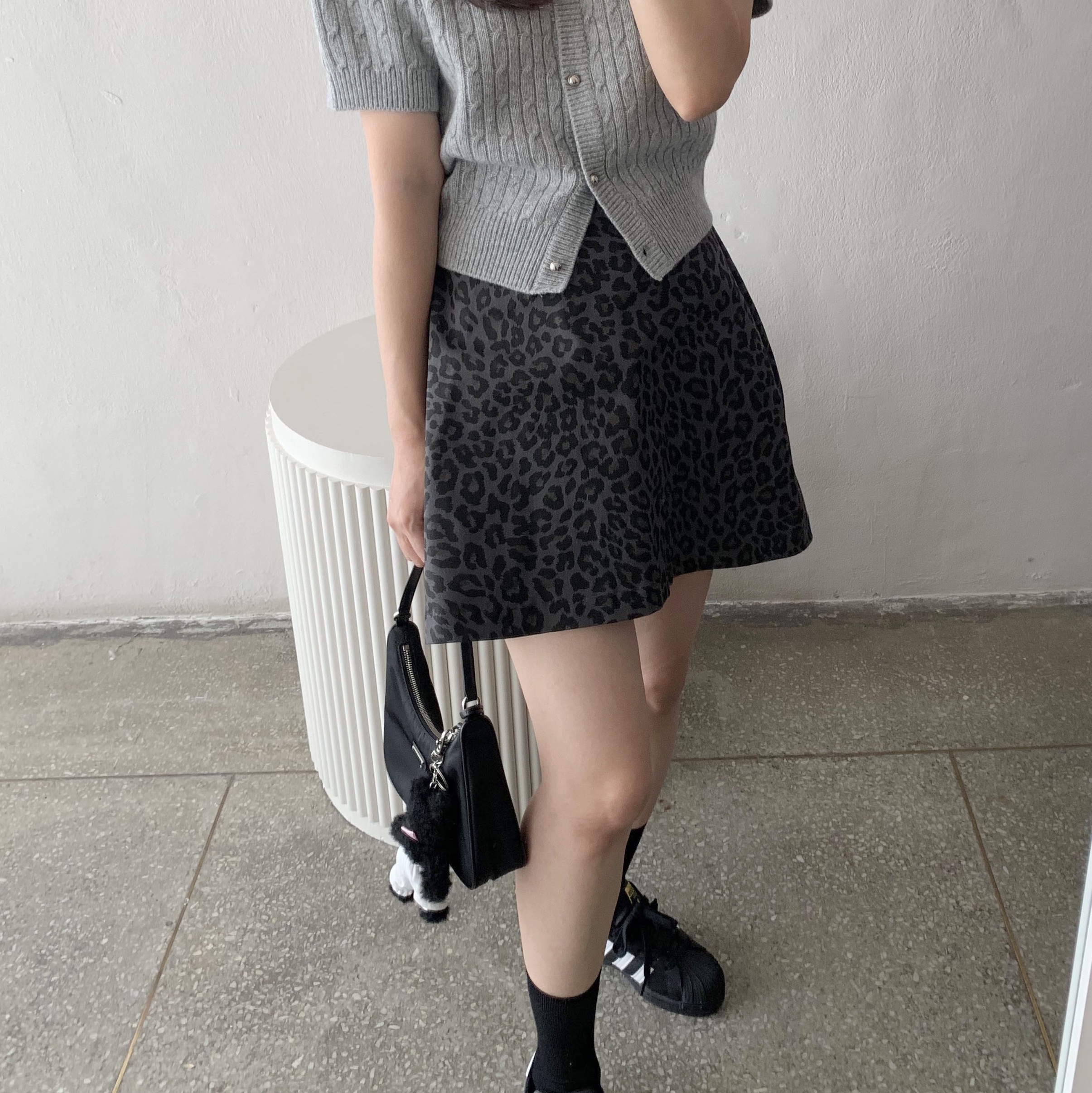 Prada Re-Edition 2000 Re-Nylon Mini Shoulder Bag Black, Monamhee Beulpingi Keyring with White Pants Black 착용 스타일 - 3