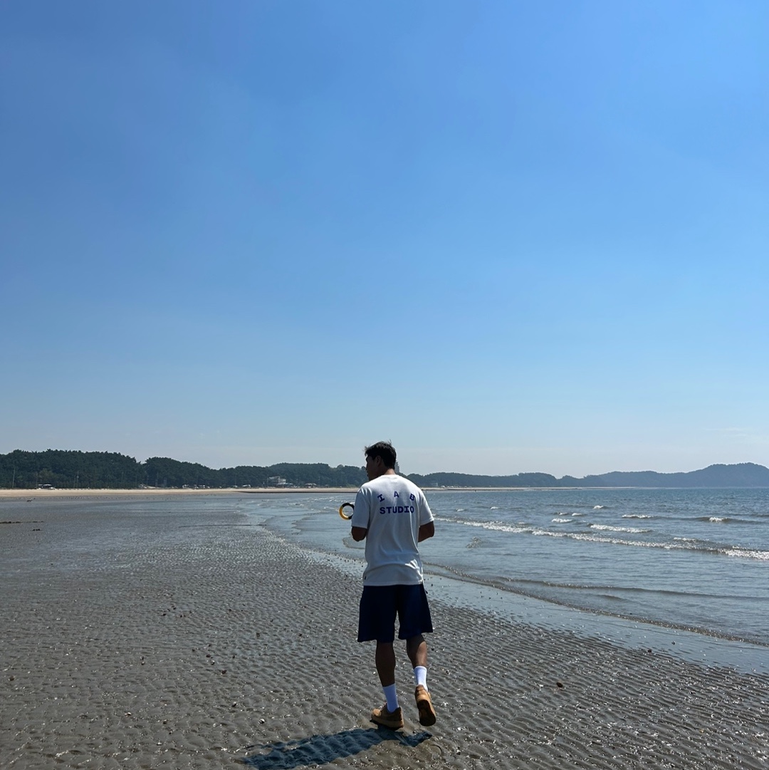 IAB Studio 10th Anniversary T-Shirt White, Nike Air Force 1 '07 WB Flax 착용 스타일 - 1