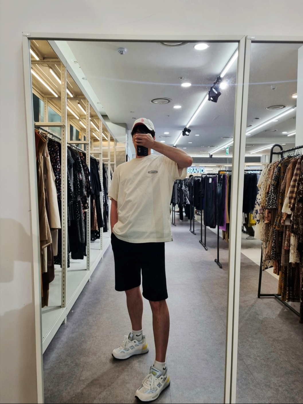 (W) New Balance 992 Made in USA White Cyclone, Wooyoungmi Nylon Beige Back Logo T-Shirt Ivory - 22SS 착용 스타일