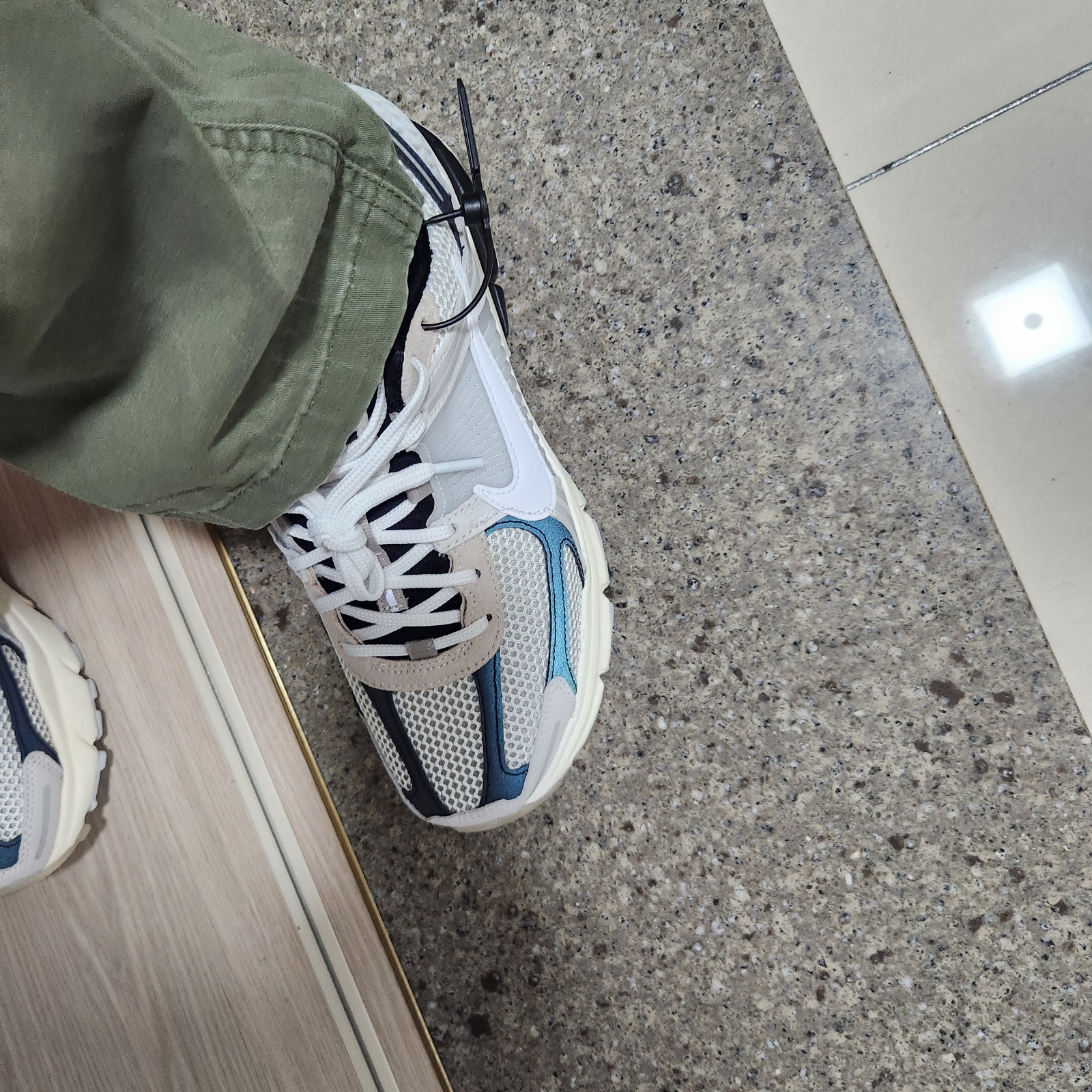 Nike Zoom Vomero 5 Light Bone and Black, Nike Zoom Vomero 5 SP Vast Grey 2023 착용 스타일 - 2
