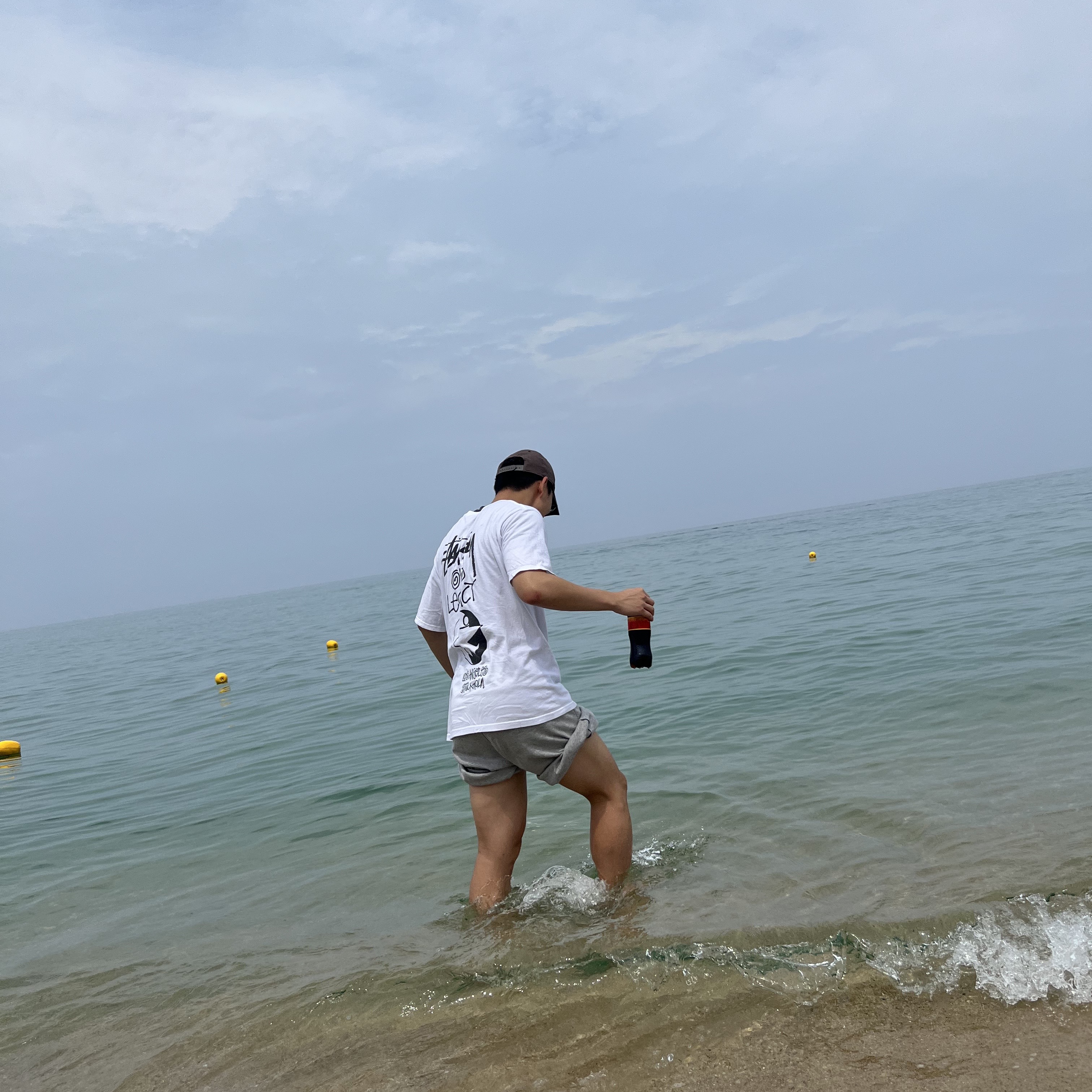 Stussy x Our Legacy Surfman T-Shirt White - 21SS, Adidas Yeezy Slide Onyx 착용 스타일