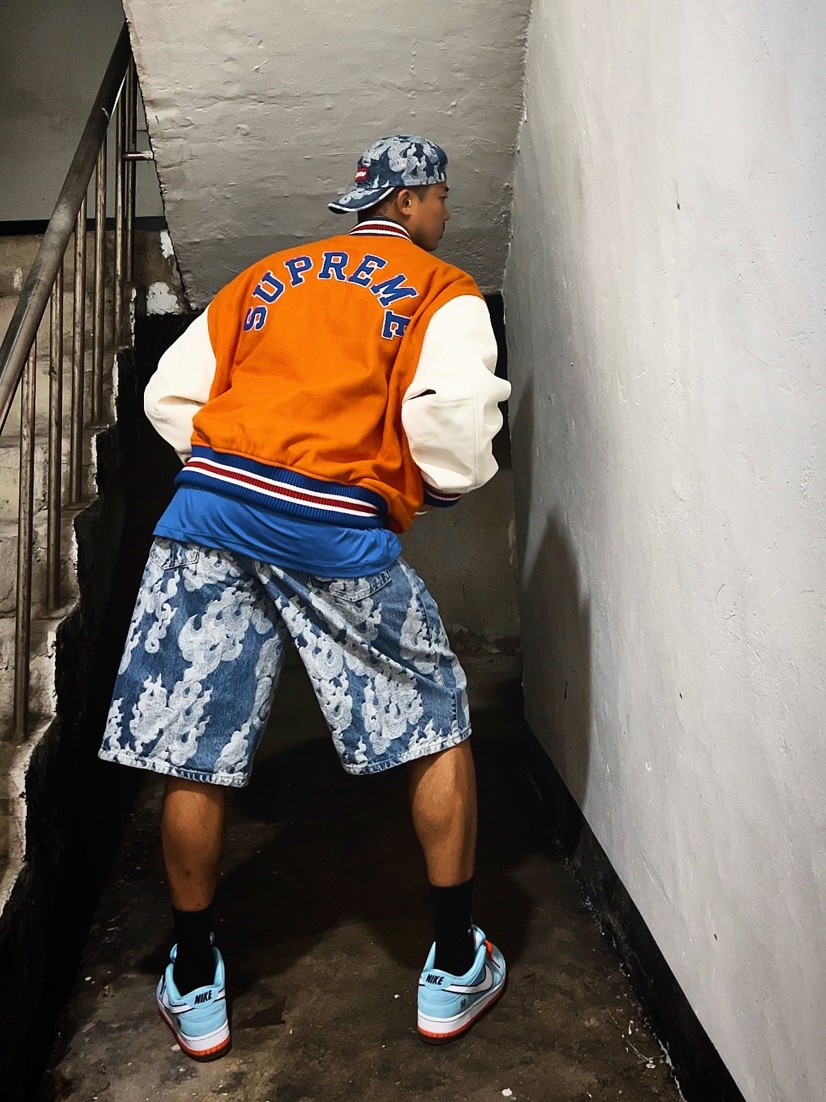 Supreme Flames Jacquard Denim Camp Cap Washed Indigo - 23SS, Supreme Flames Jacquard Baggy Denim Shorts Washed Indigo - 23SS 착용 스타일 - 3
