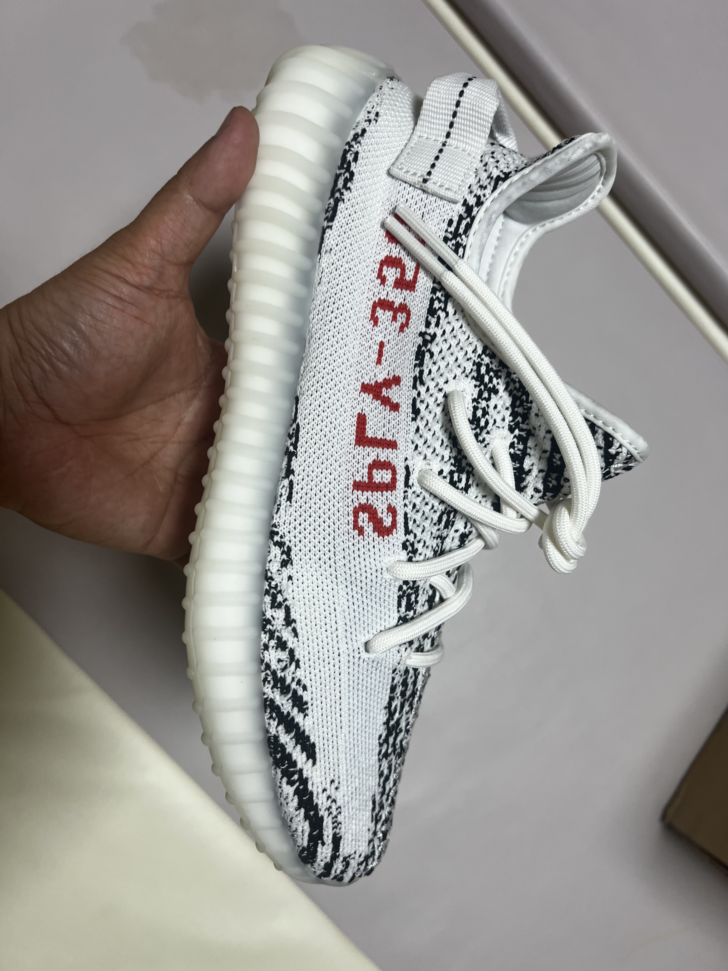 Adidas Yeezy Boost 350 V2 Zebra 2022/2023 착용 스타일