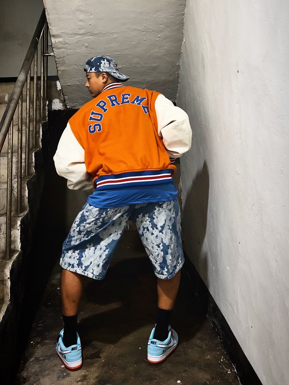 Supreme Flames Jacquard Denim Camp Cap Washed Indigo - 23SS, Supreme Flames Jacquard Baggy Denim Shorts Washed Indigo - 23SS 착용 스타일 - 2