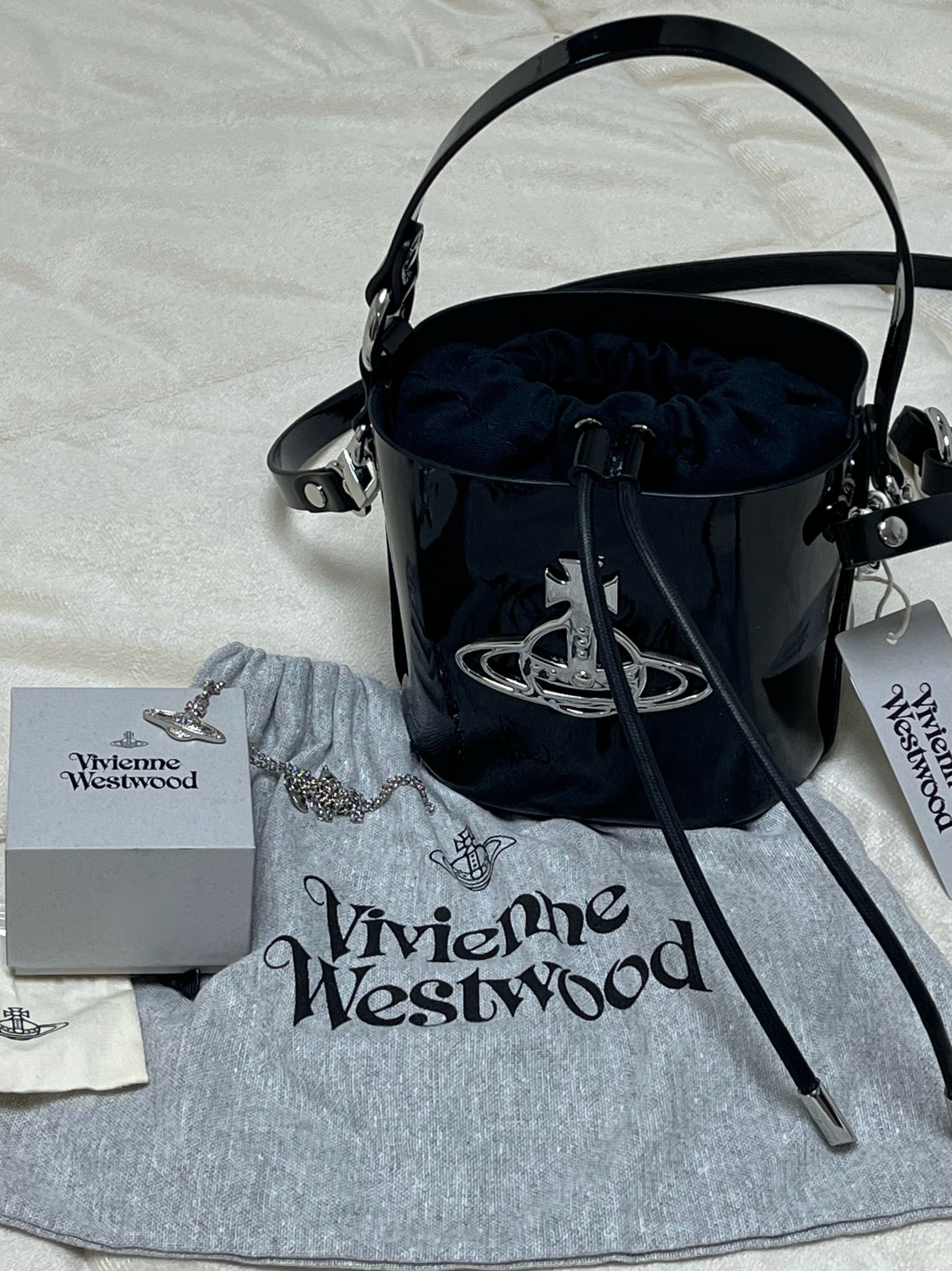 Vivienne Westwood Daisy Small Drawstring Bucket Bag Black, Vivienne Westwood Mini Bas Relief Pendant Silver 착용 스타일