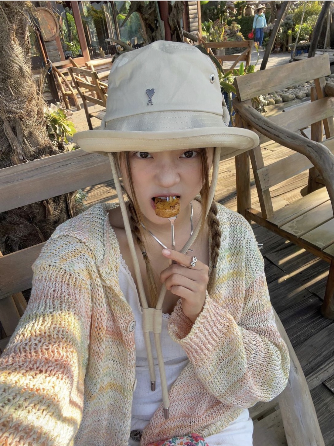 AMI de Coeur Bucket Hat With String Vanilla 착용 스타일 - 1