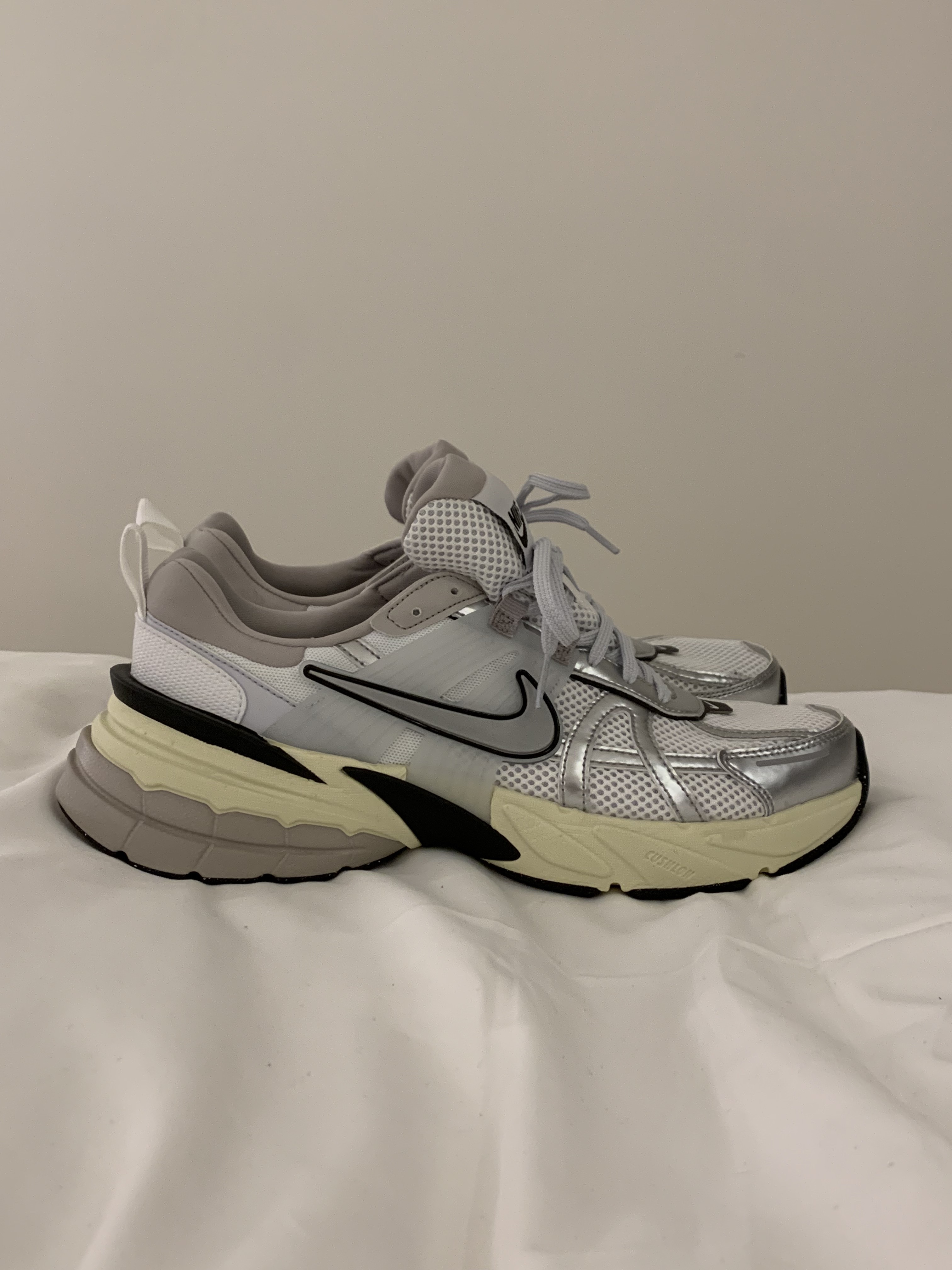 Nike V2K Run Summit White Metallic Silver 착용 스타일 - 2
