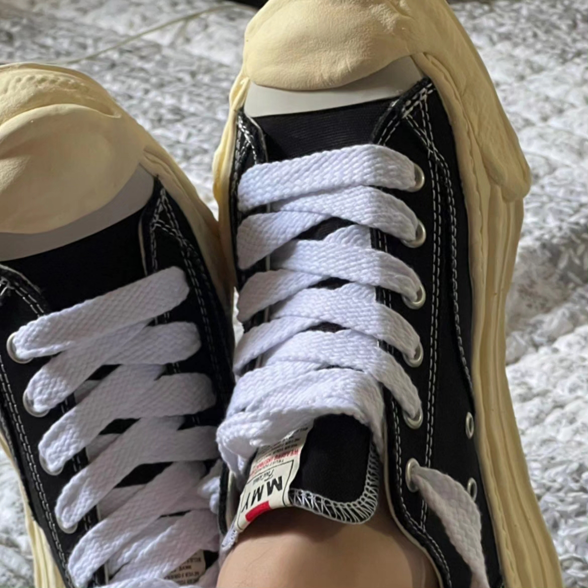Maison Mihara Yasuhiro Hank VL OG Sole Canvas Low-top Sneakers Black 착용 스타일 - 3