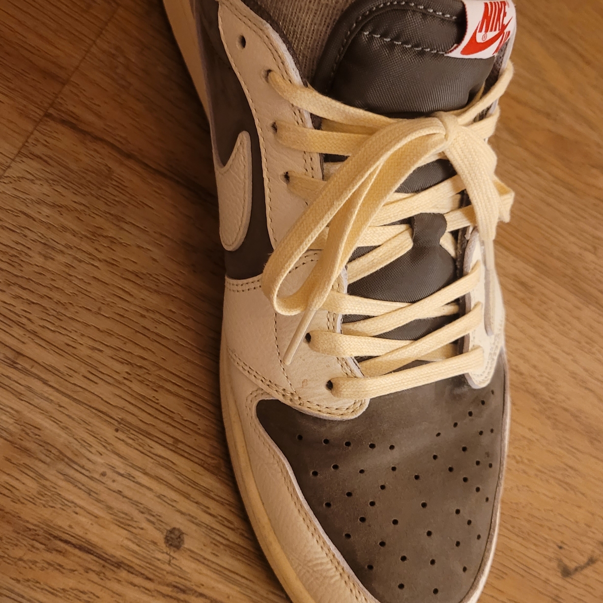 Jordan 1 x Travis Scott Retro Low OG SP Sail and Ridgerock 착용 스타일