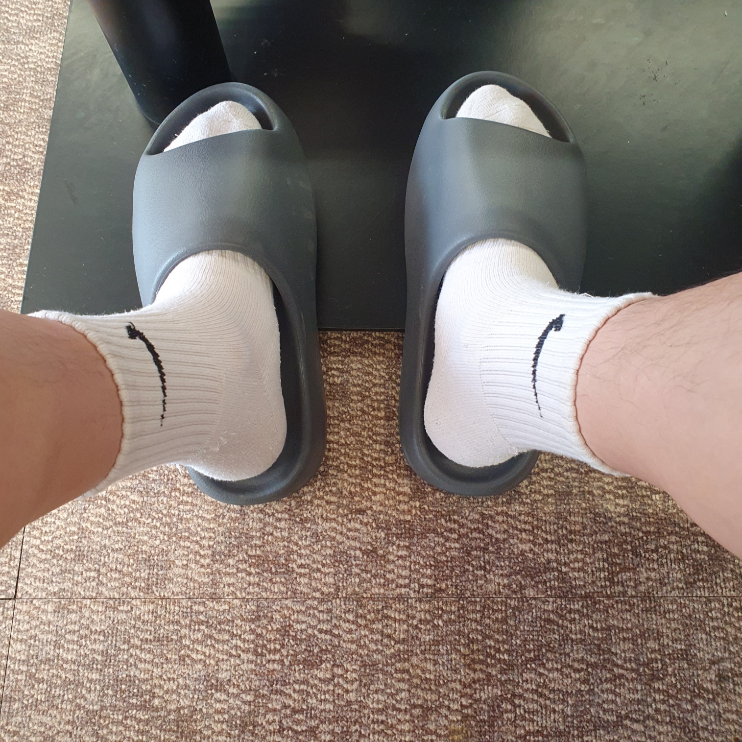 Adidas Yeezy Slide Slate Grey 착용 스타일