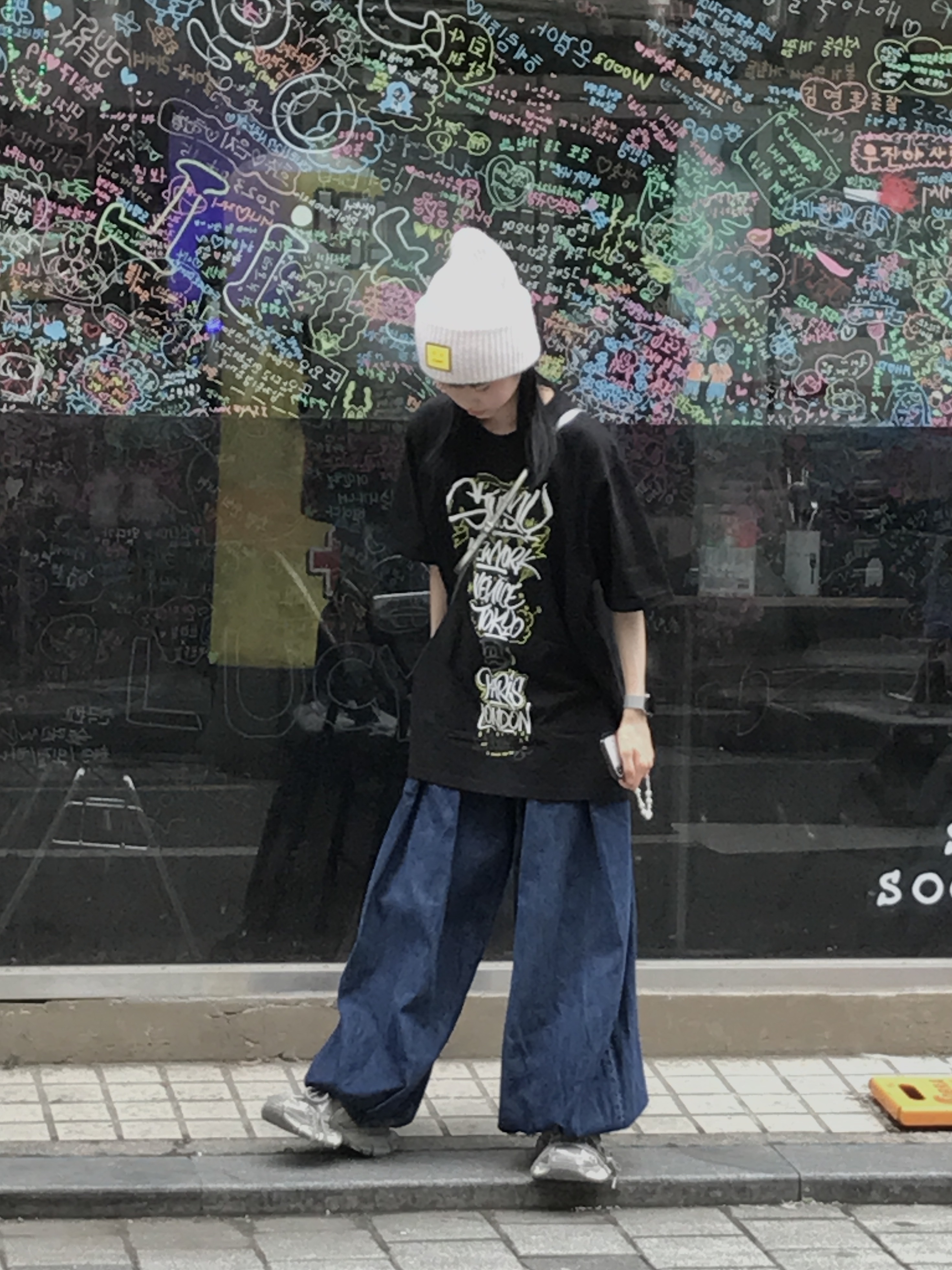 Stussy x Born X Raised Handstyles T-Shirt Black, Diesel 1DR Mini Bag in Mirrored Leather Silver 착용 스타일 - 3
