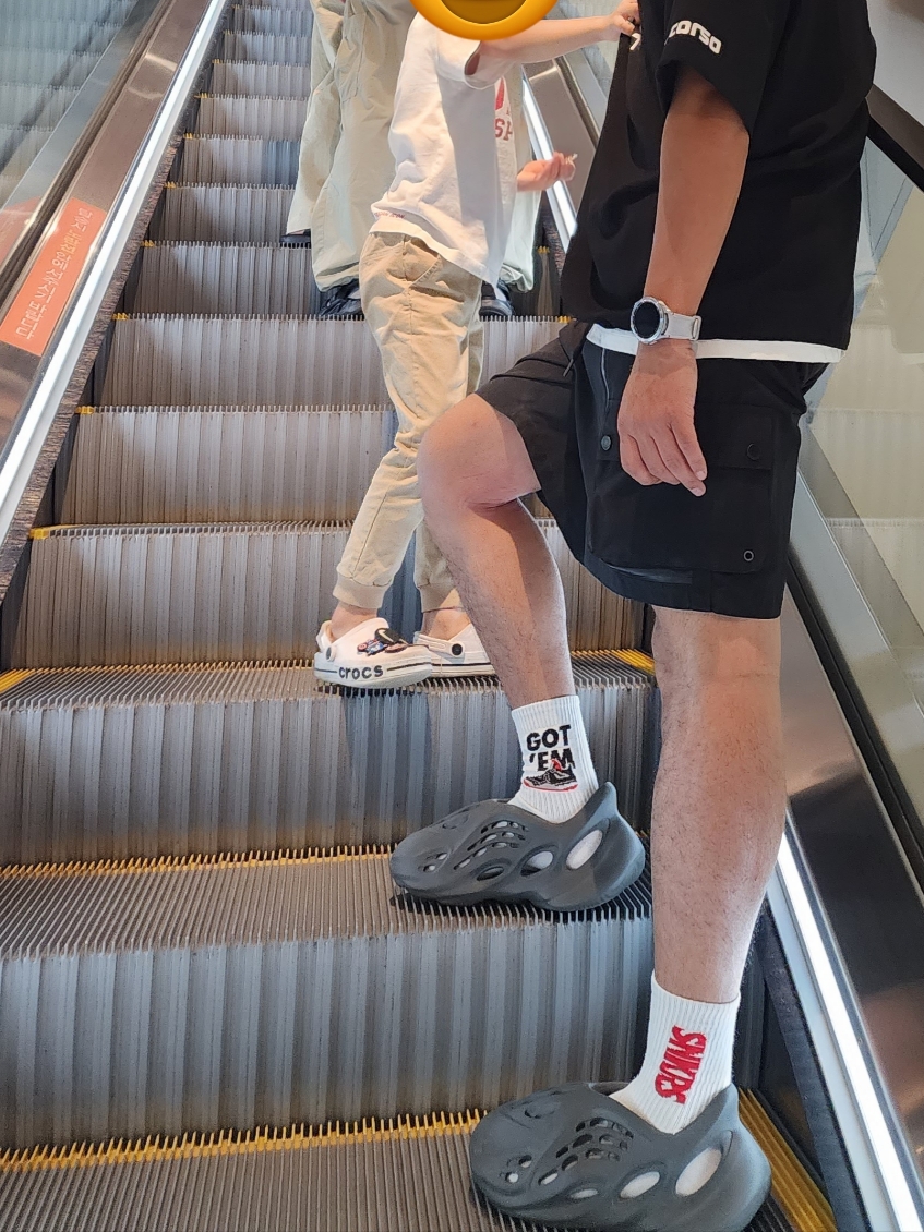 Adidas Yeezy Foam RNNR Carbon, Supreme Washed Chino Twill Camp Cap Denim - 22FW 착용 스타일 - 2