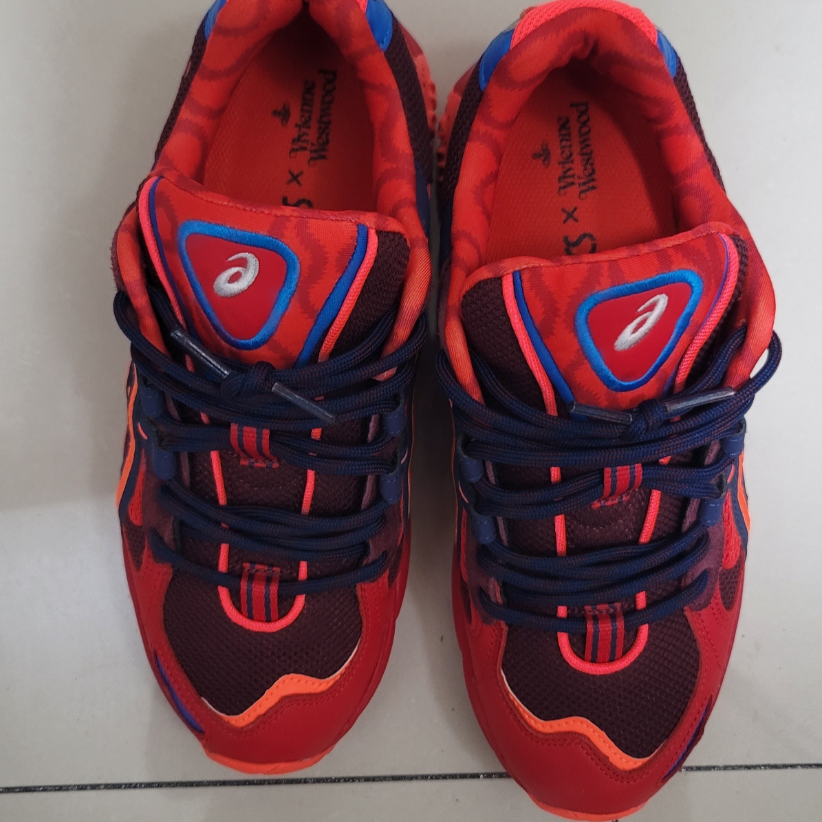 Asics x Vivienne Westwood Gel-Kayano 5 Red 착용 스타일