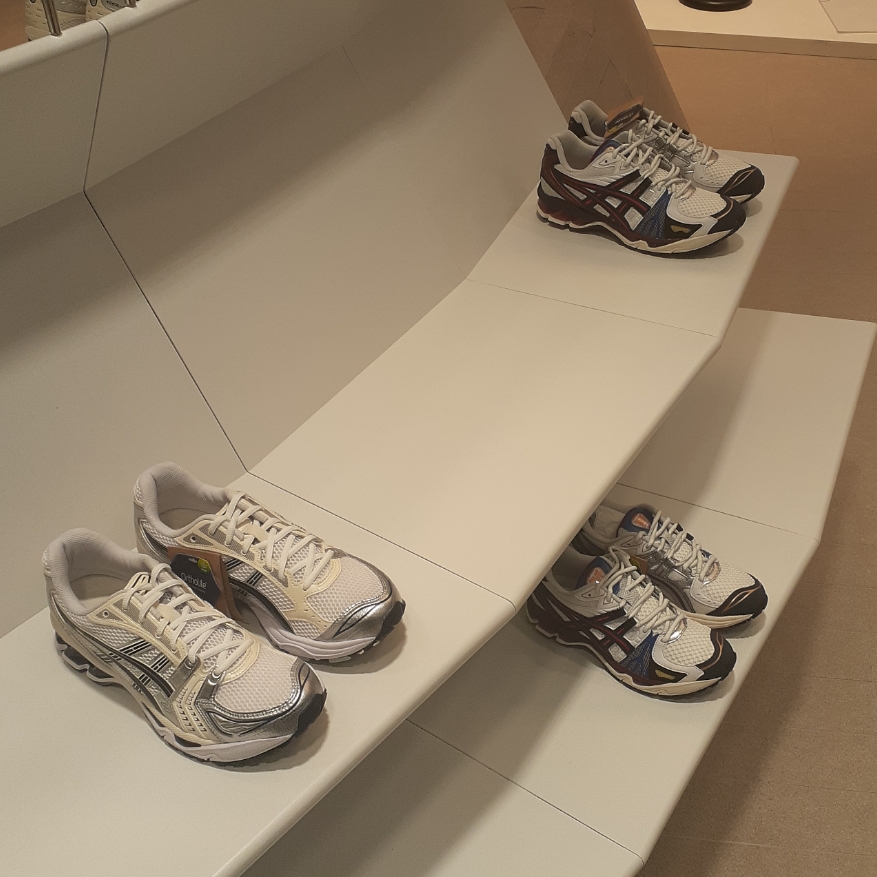 (W) Asics Gel-Kayano 14 White Midnight, Asics Gel-Kayano Legacy White Black 착용 스타일