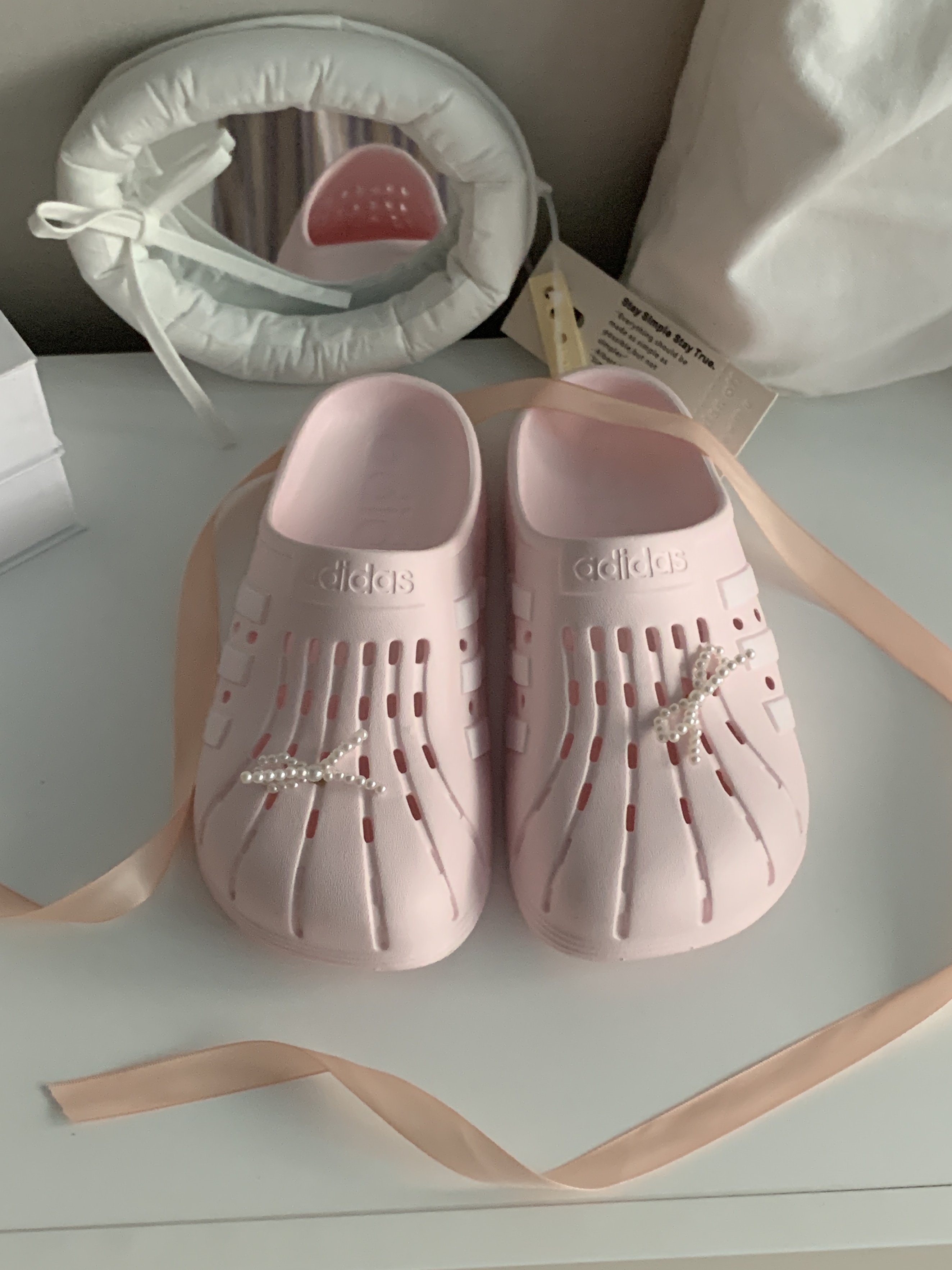 Adidas Adilette Clogs Almost Pink 착용 스타일 - 2