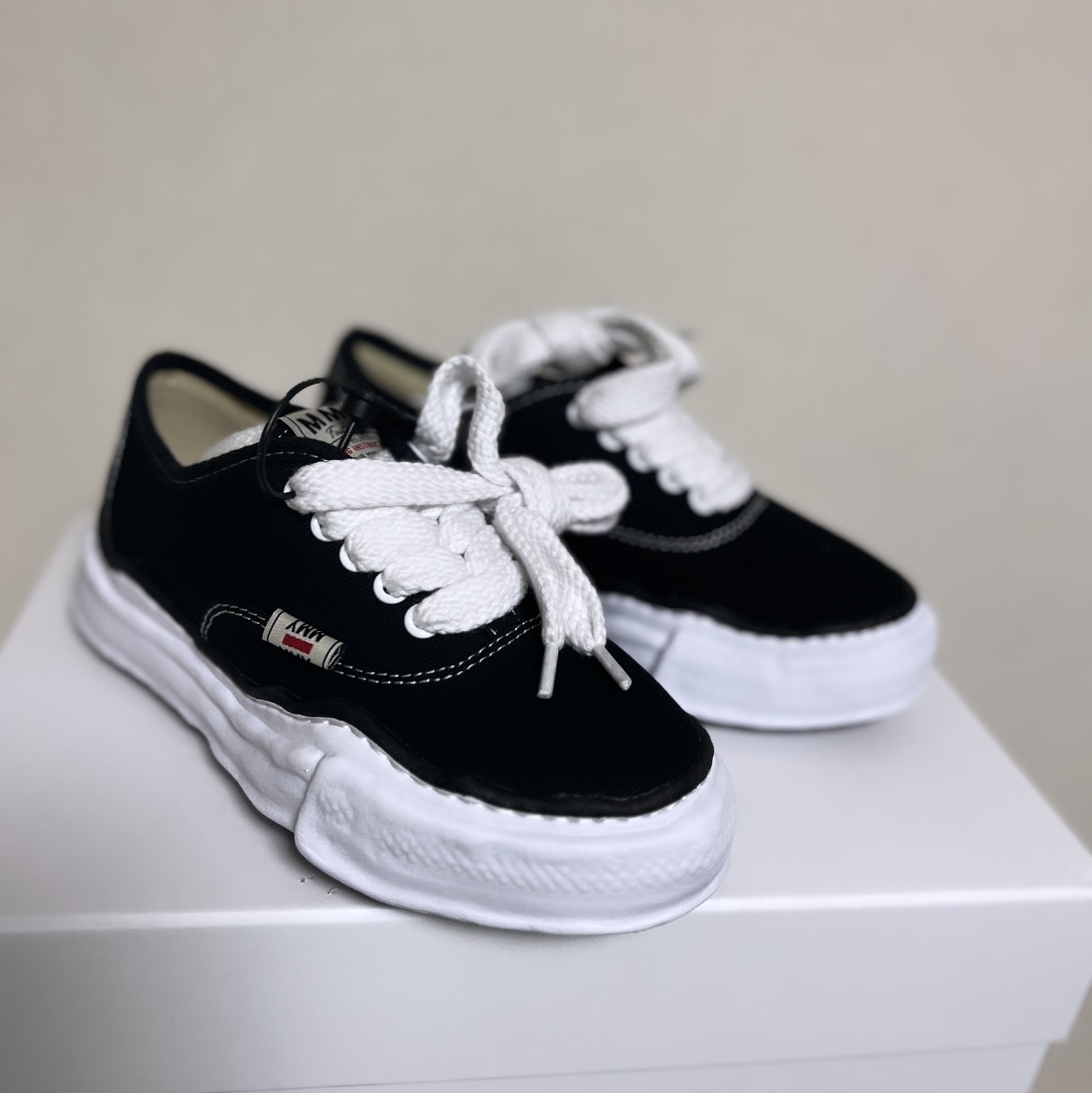 Maison Mihara Yasuhiro Baker OG Sole Canvas Low Cut Sneakers Black 착용 스타일 - 3