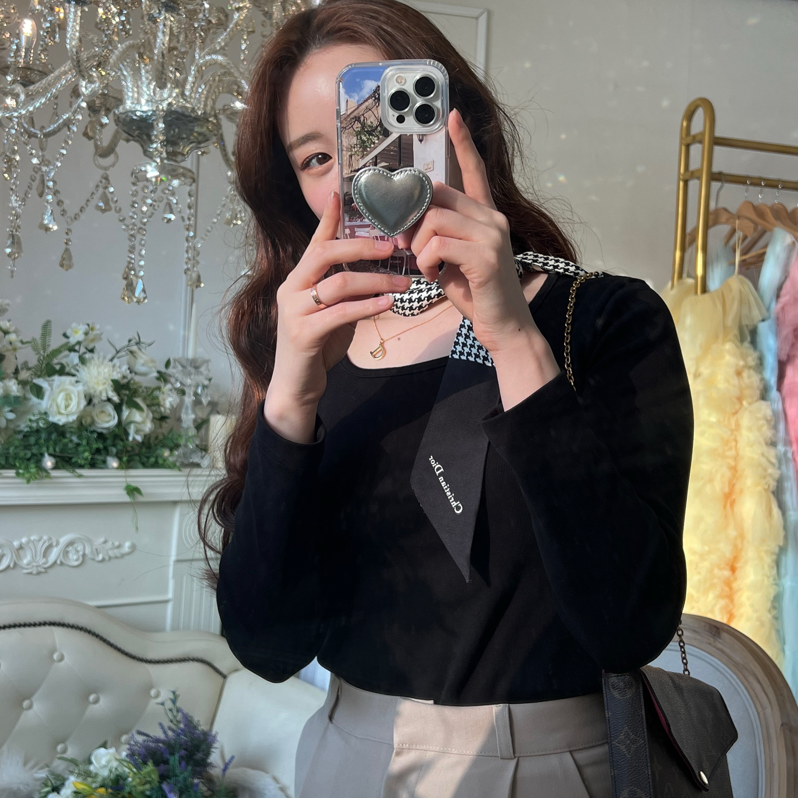 (W) Dior 30 Montaigne Mitzah Scarf Silk Twill Black White, Louis Vuitton Felicie Pochette Monogram Fuchsia 착용 스타일