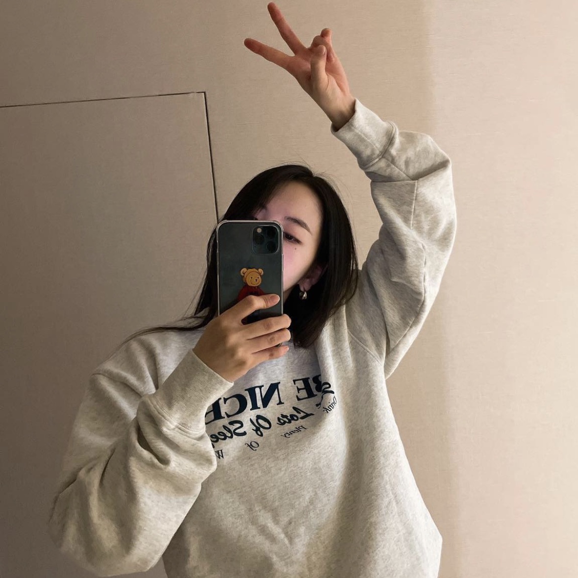 Zara x Ader Error Oversize Sweatshirt Grey, Acne Studios Fonbar Face Crewneck Sweatshirt Light Grey Melange 착용 스타일 - 4