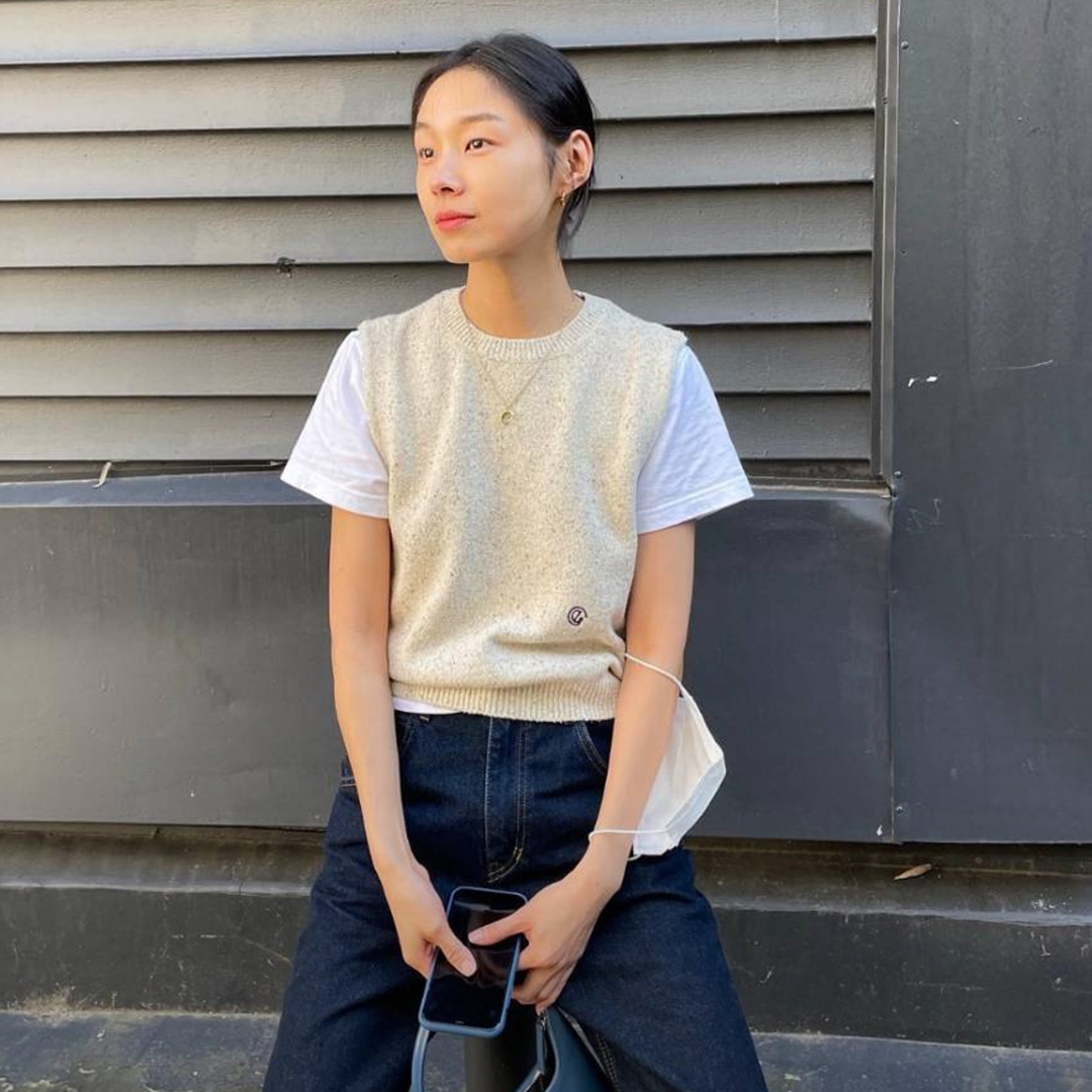 Maison Margiela Alpaca Knit Vest Bronze, (W) Miu Miu Cropped Cashmere Vest Camel Brown 착용 스타일 - 3