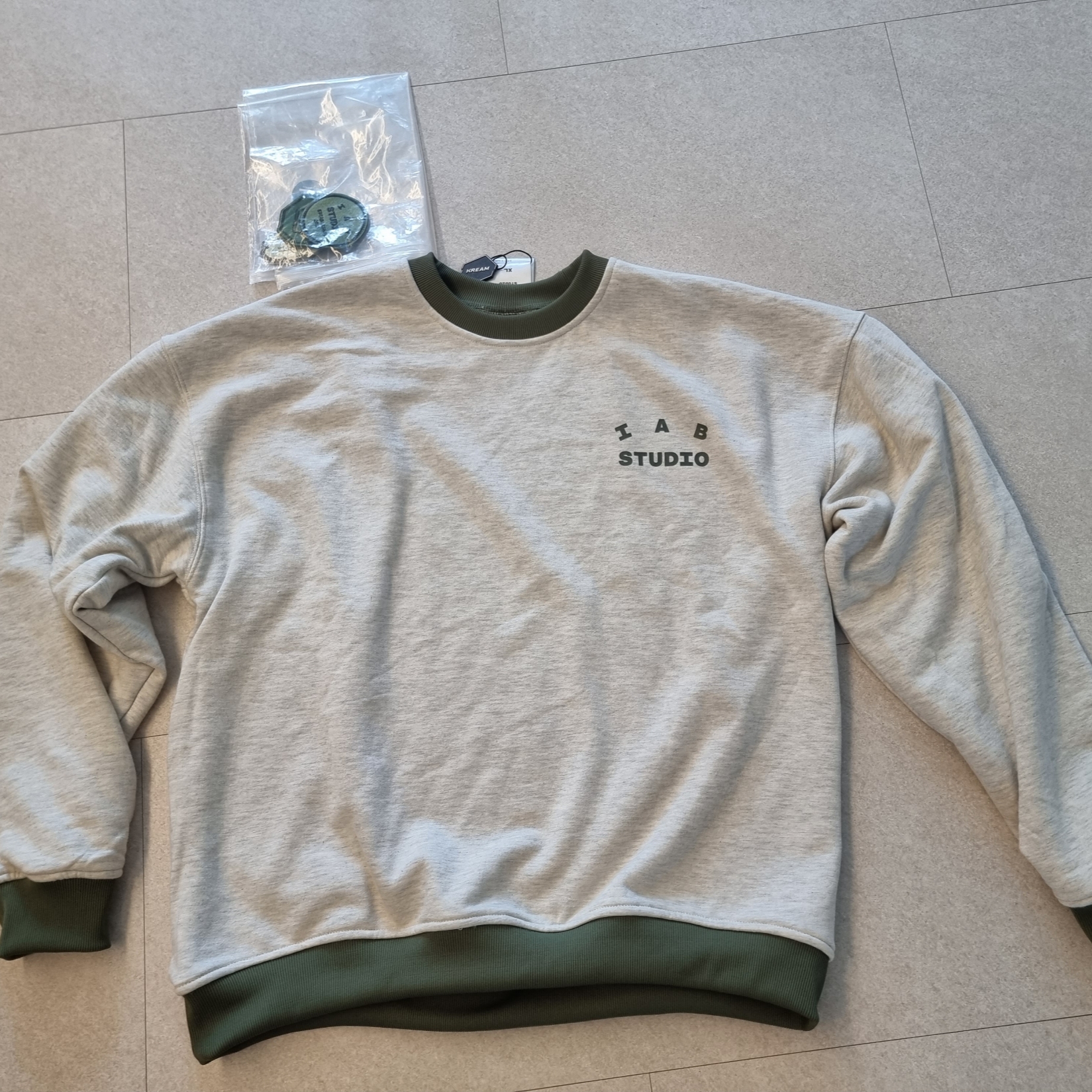 IAB Studio x D.P. Reversible Sweatshirt Oatmeal Ranger Green 착용 스타일 - 1