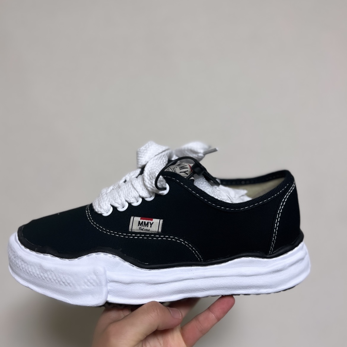Maison Mihara Yasuhiro Baker OG Sole Canvas Low Cut Sneakers Black 착용 스타일 - 2