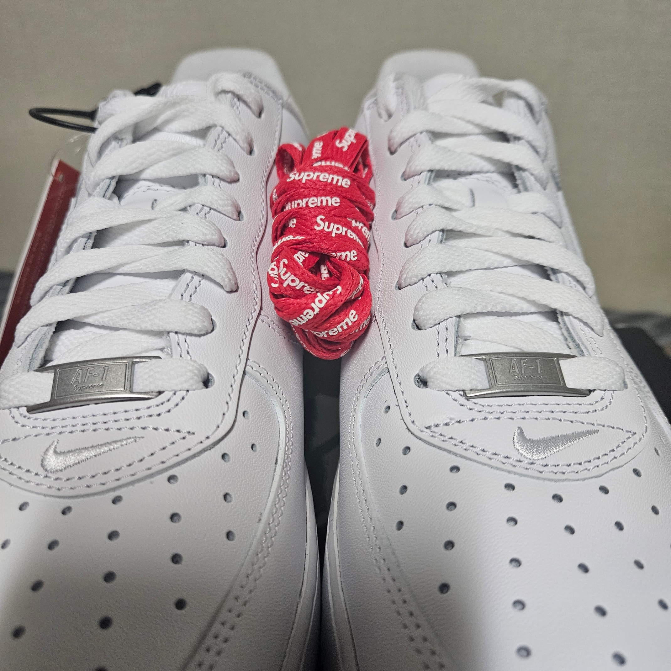 Nike x Supreme Air Force 1 Low White 착용 스타일 - 3