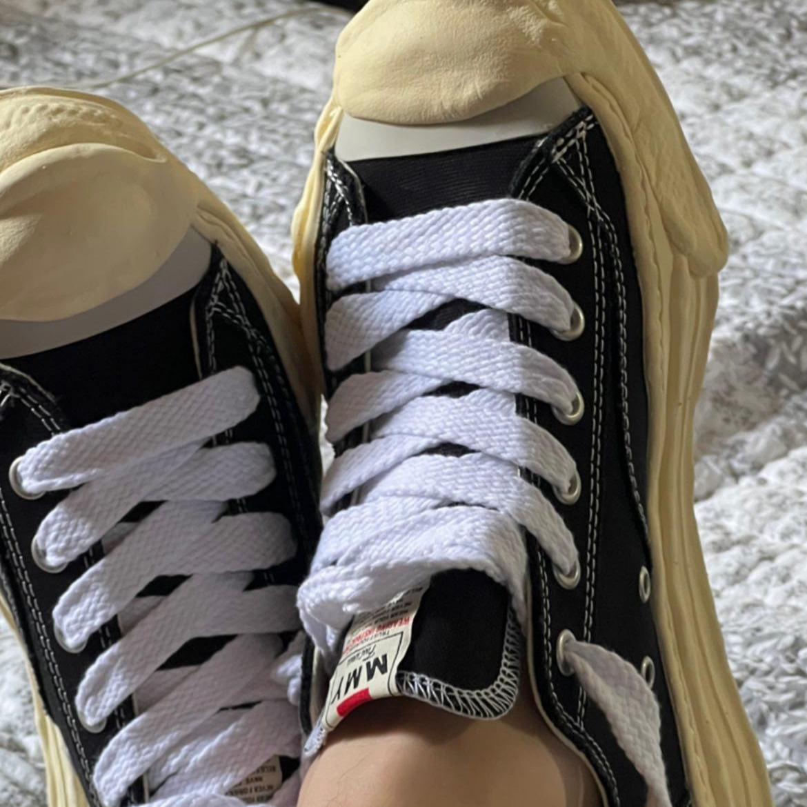 Maison Mihara Yasuhiro Hank VL OG Sole Canvas Low-top Sneakers Black 착용 스타일 - 1