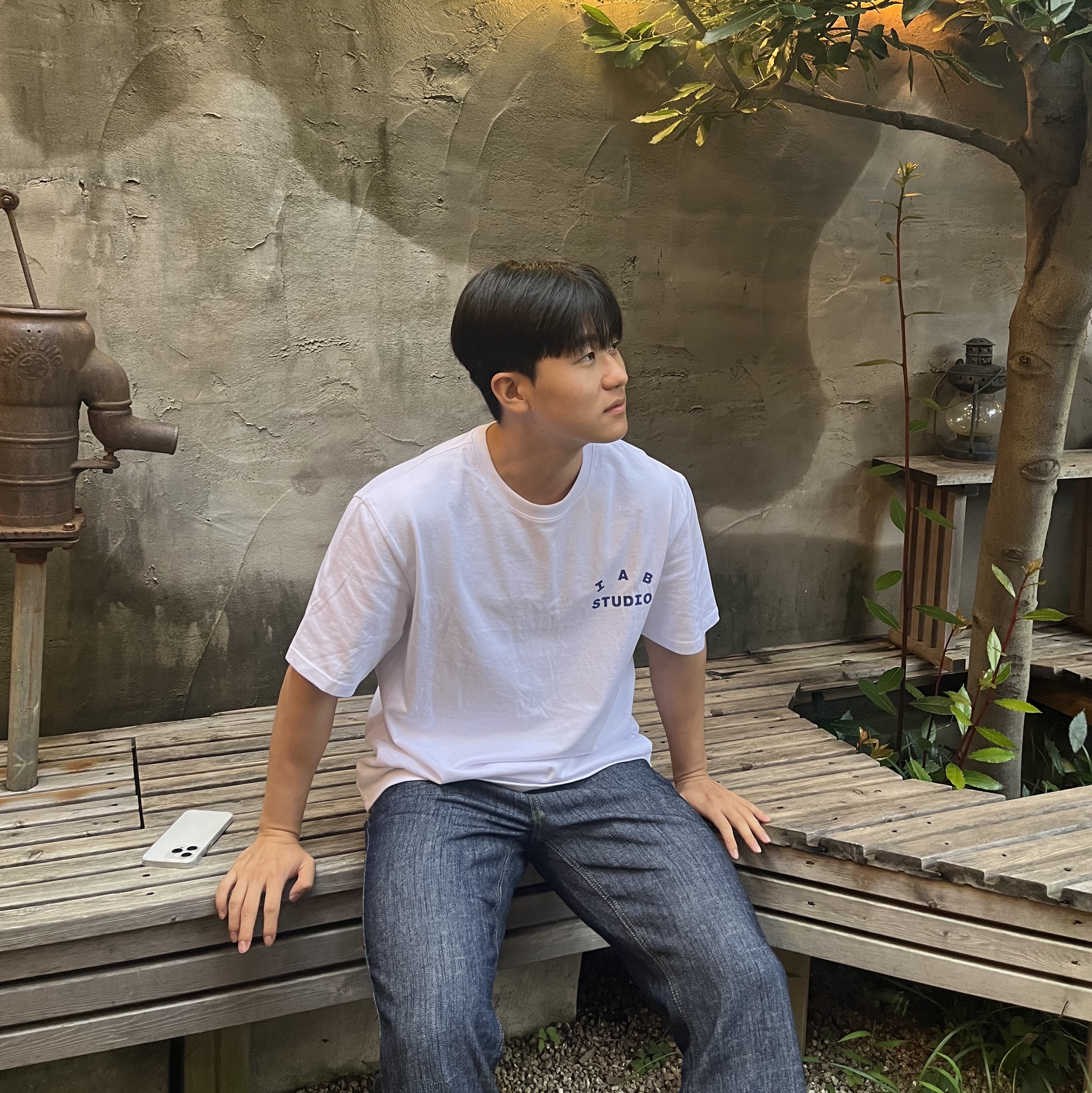 IAB Studio T-Shirt White Navy - 22FW 착용 스타일